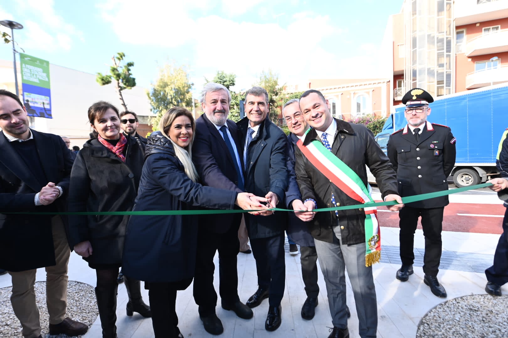 Galleria Emiliano e Maurodinoia inaugurano la piazza sociale di Modugno realizzata da FAL nei pressi della stazione e finanziata dalla Regione Puglia - Diapositiva 7 di 8