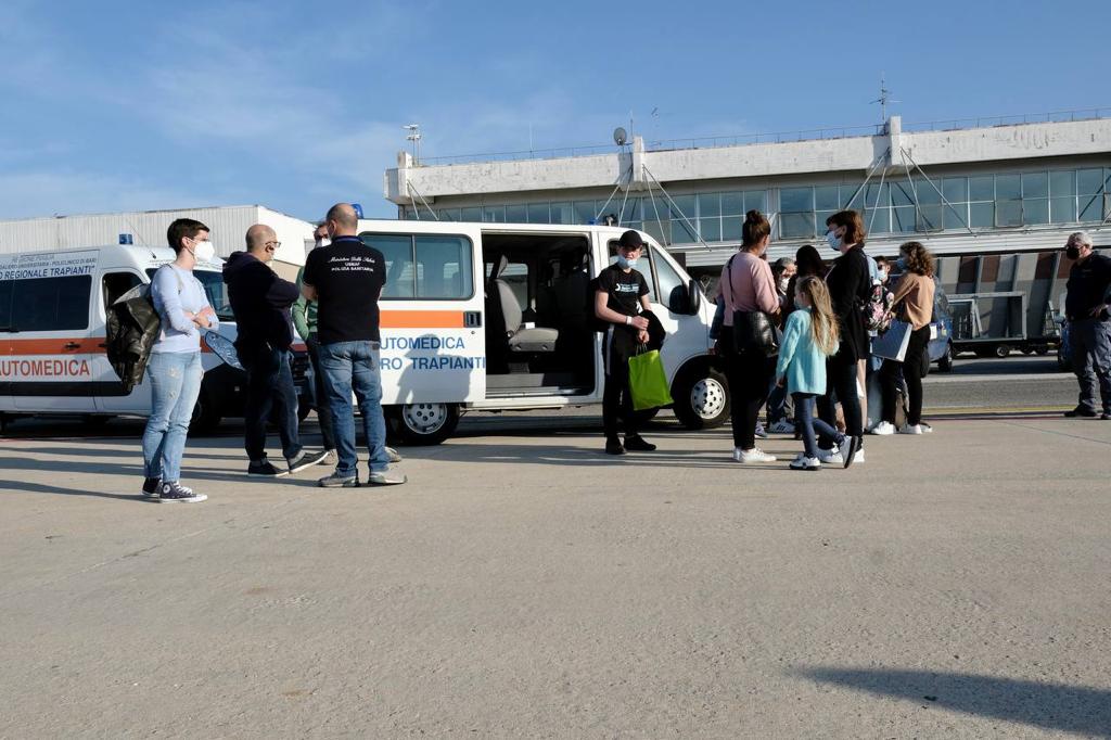 Galleria Ucraina, missione pugliese di salvataggio: arrivati a Bari 12 rifugiati, tra cui otto bambini - Diapositiva 3 di 21