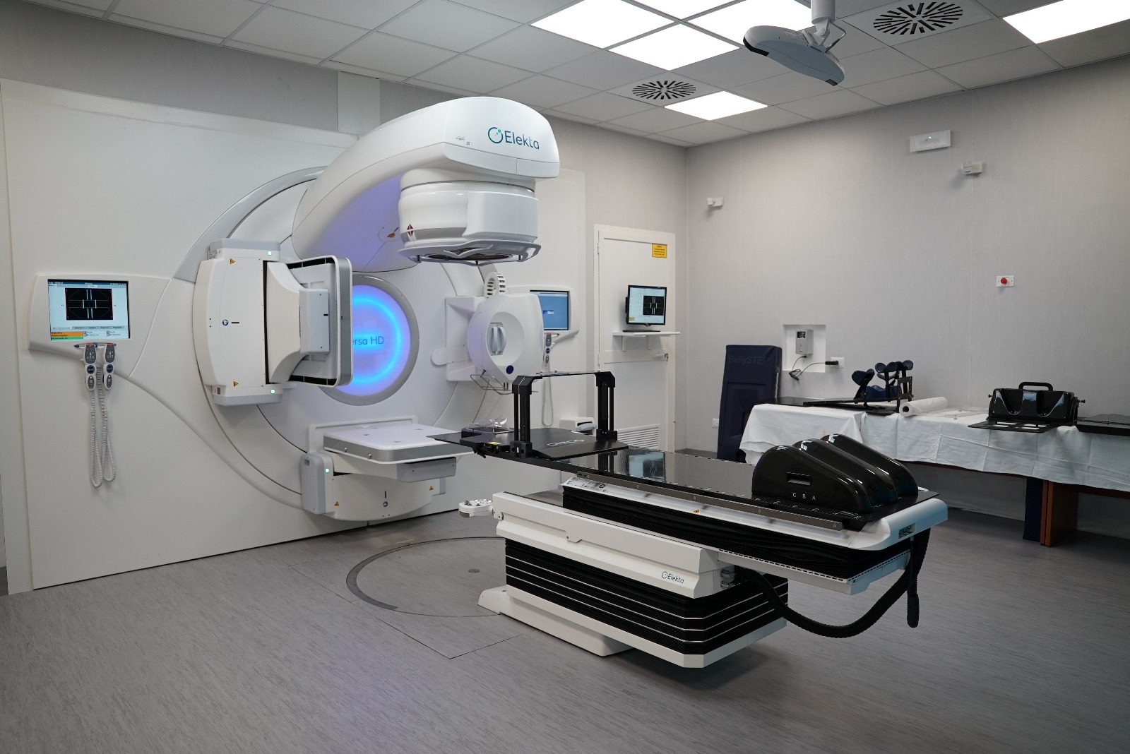 Galleria Policlinico Foggia, il presidente della Regione Michele Emiliano e l'assessore alla Sanità Raffaele Piemontese inaugurano il nuovo acceleratore lineare della Struttura di Radioterapia - Diapositiva 12 di 15