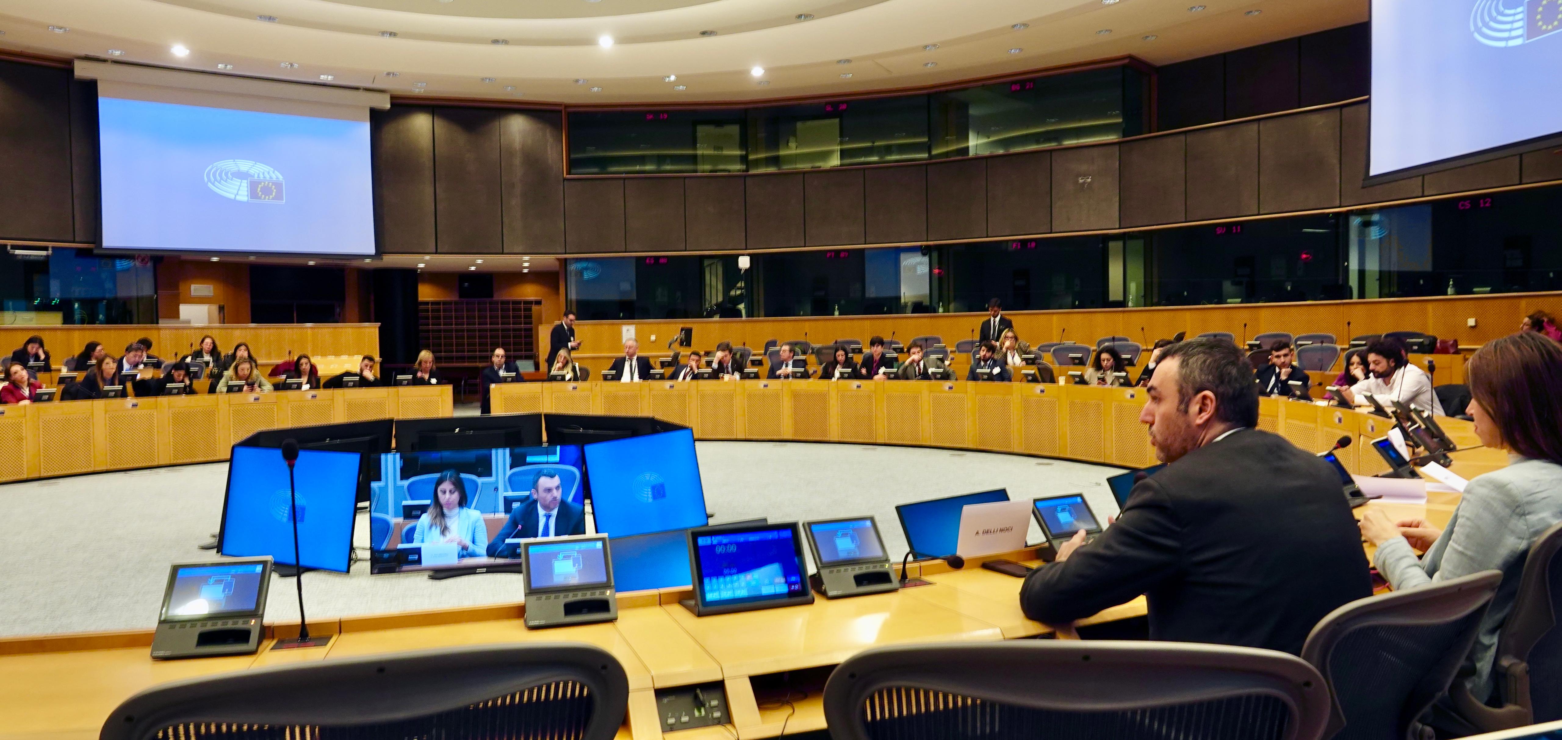 Galleria LA SCUOLA REGIONALE DI FORMAZIONE PER LE POLITICHE GIOVANILI IN MISSIONE A BRUXELLES: 40 AMMINISTRATORI LOCALI PUGLIESI A CONFRONTO CON EUROPARLAMENTARI E DIRIGENTI EUROPEI - Diapositiva 1 di 10