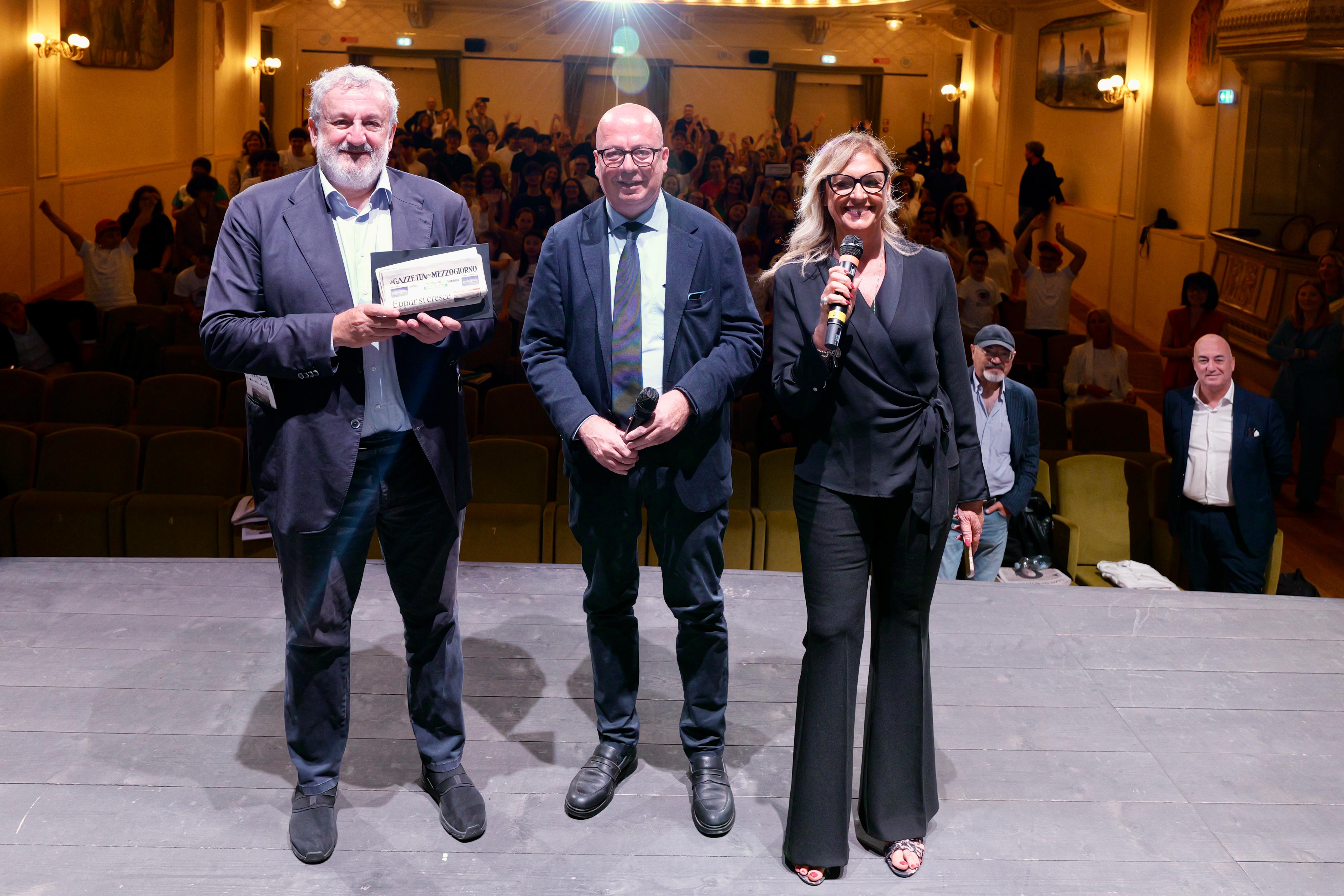 Galleria Il presidente Emiliano alla giornata conclusiva del progetto “Carta Canta”: “La lettura dei giornali quotidiani utile ai ragazzi per conservare la cultura dell’approfondimento e dello spirito critico” - Diapositiva 6 di 9