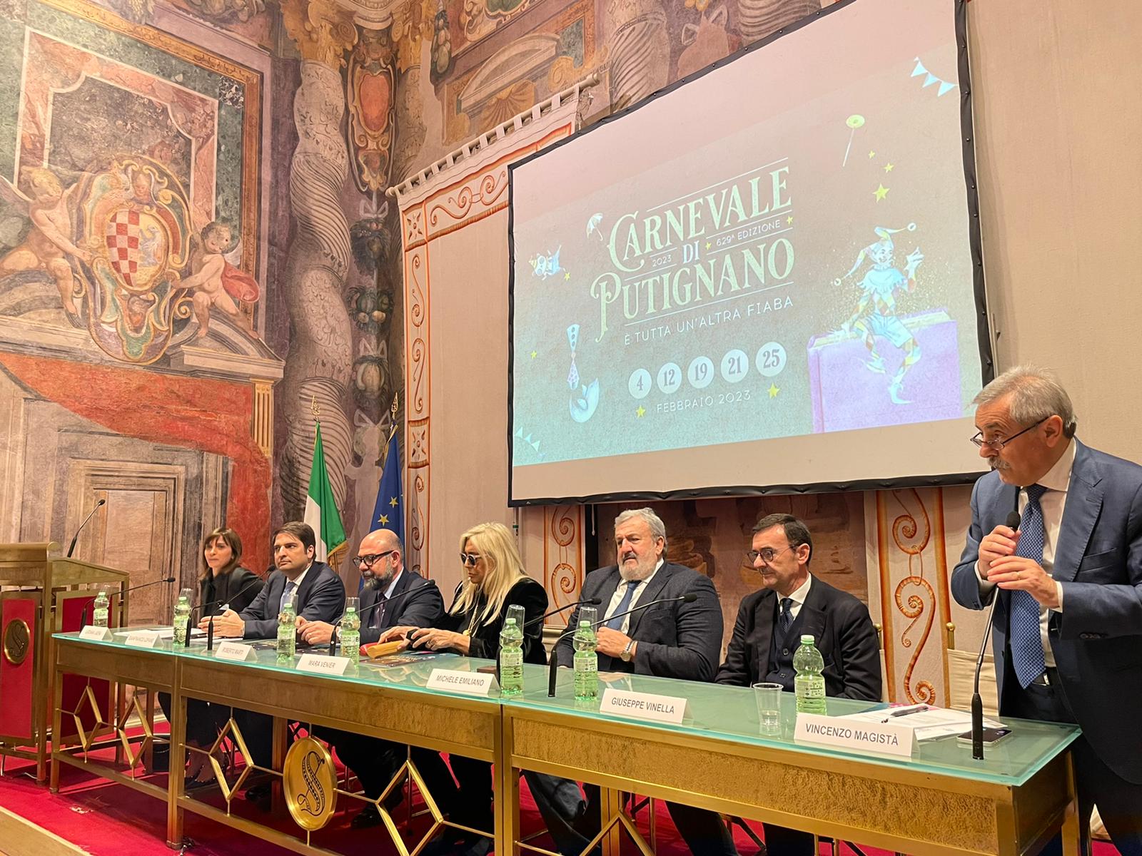 Galleria ROMA, EMILIANO ALLA PRESENTAZIONE DEL CARNEVALE DI PUTIGNANO 2023 CON IL MINISTRO SANGIULIANO, IL PRESIDENTE DELLA COMMISSIONE CULTURA MARTI E LA MADRINA MARA VENIER. - Diapositiva 3 di 10