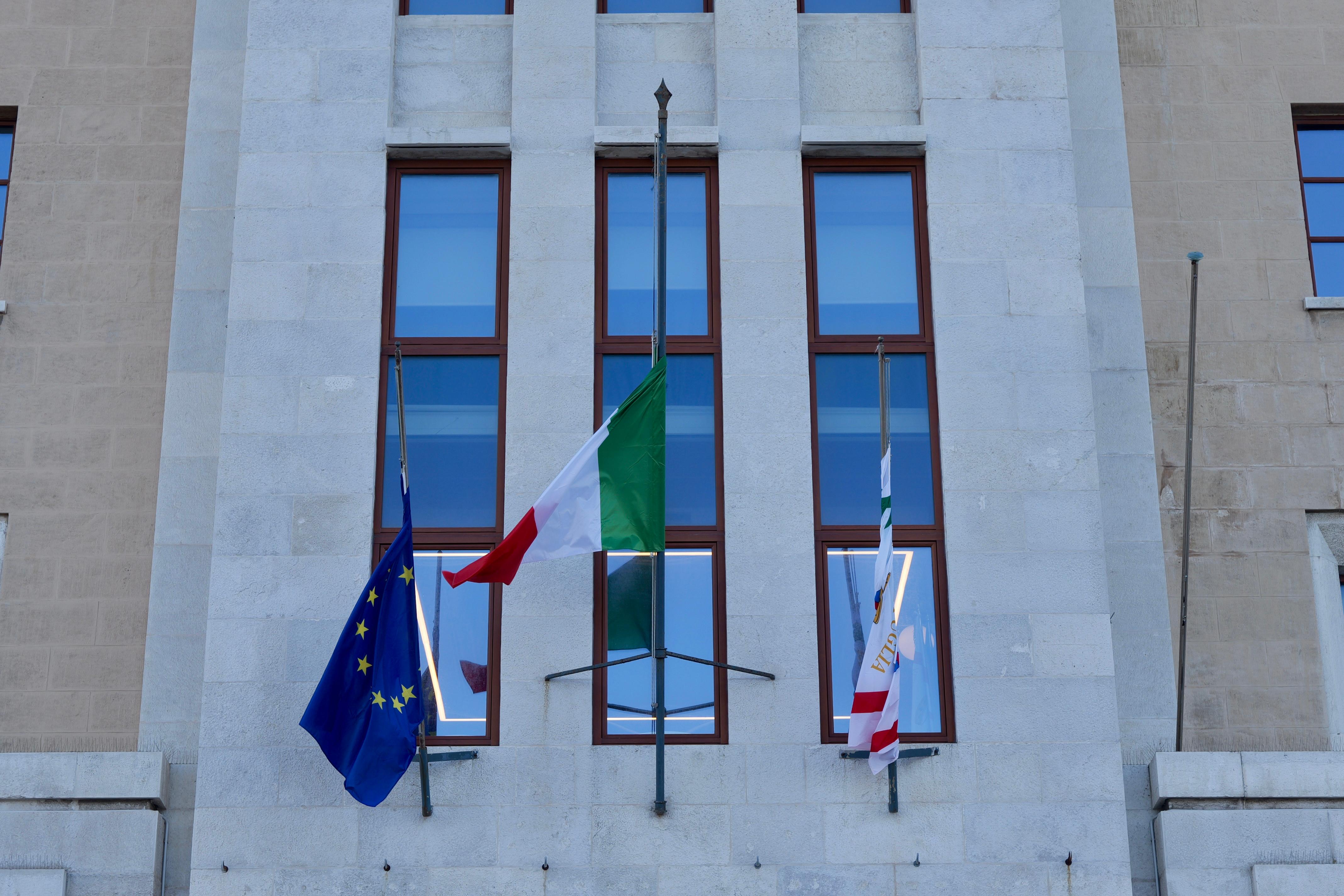 Galleria Giornata della Memoria, bandiere a mezz'asta sul Palazzo di Presidenza. Le dichiarazioni del presidente Decaro e dell'assessora Miglietta - Diapositiva 1 di 4