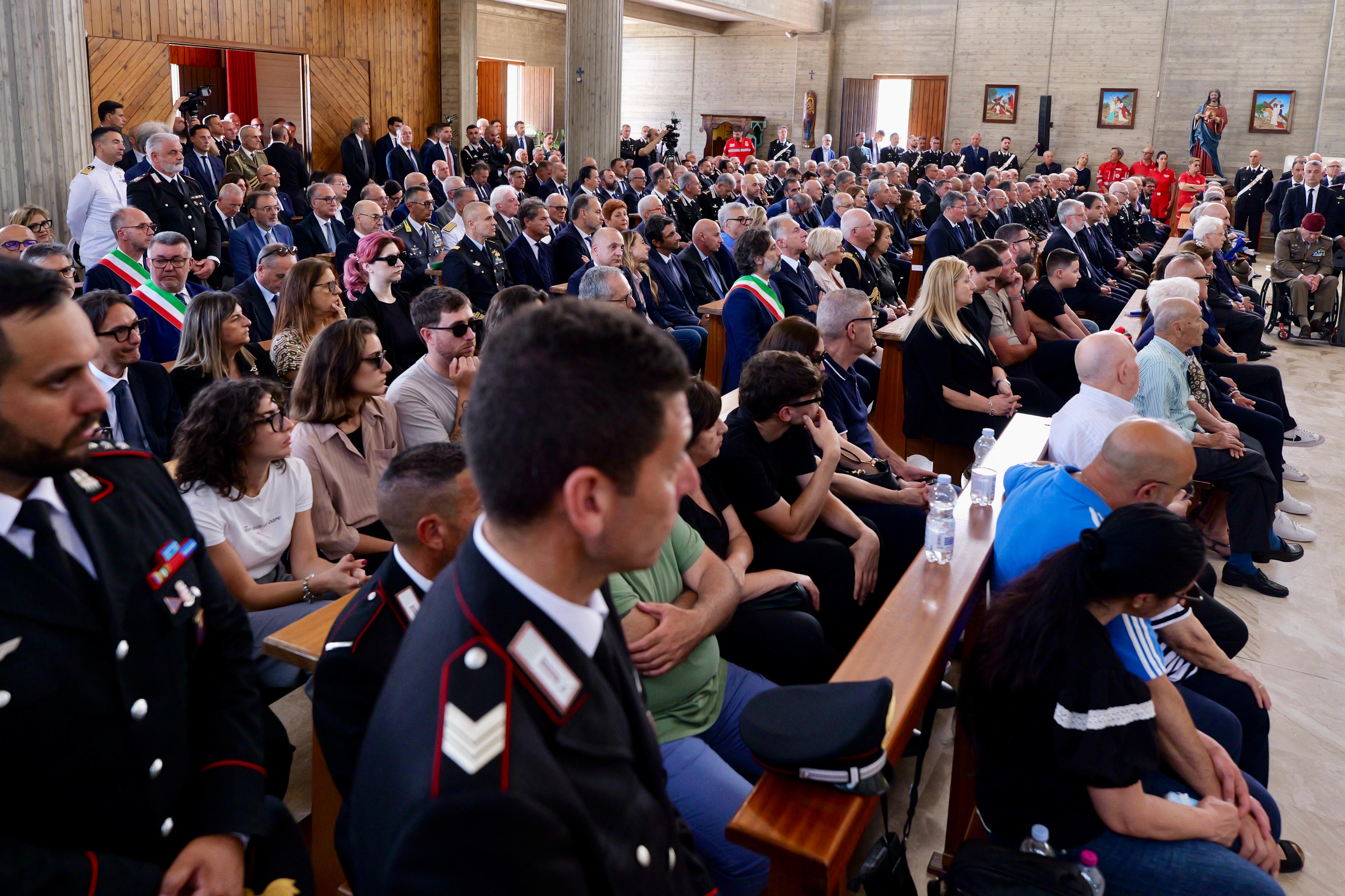 Galleria EMILIANO ALLE ESEQUIE DEL BRIGADIERE LEGROTTAGLIE A OSTUNI ALLA PRESENZA DEL PRESIDENTE MATTARELLA - Diapositiva 12 di 17