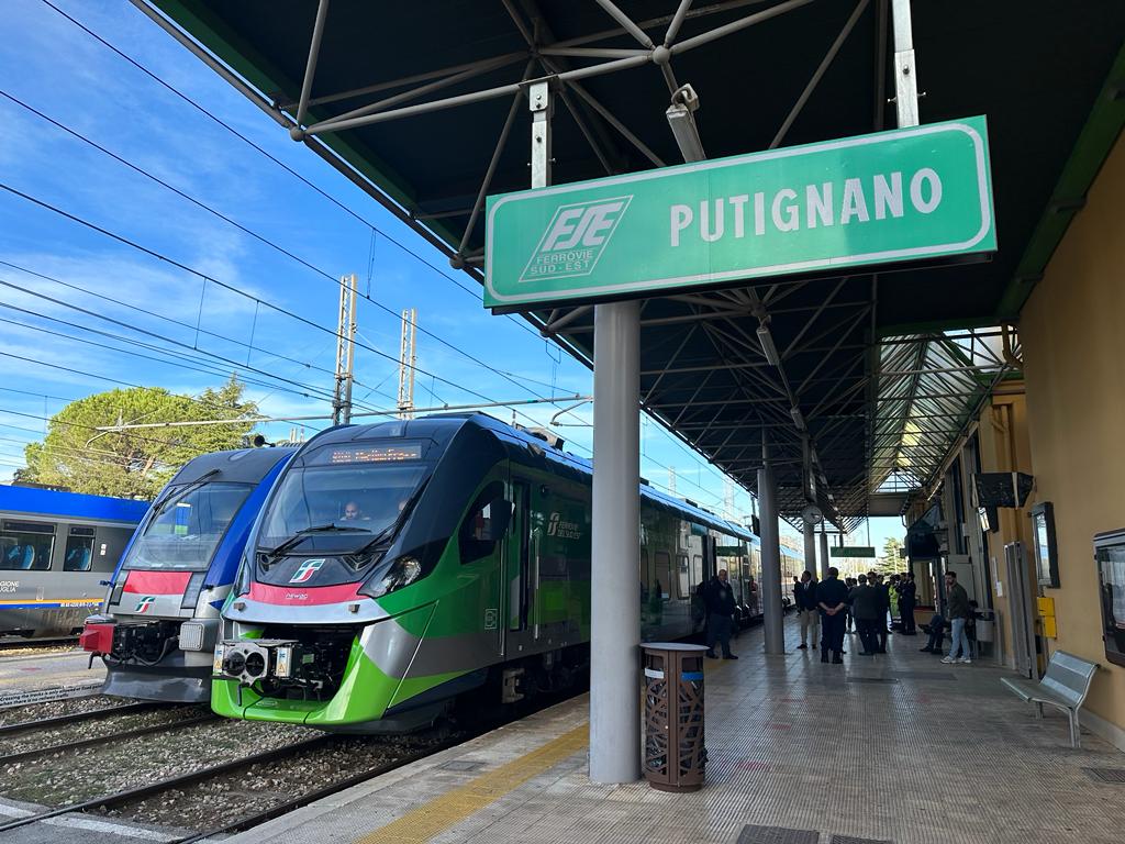 Galleria Maurodinoia: “Oggi FSE fa partire un treno elettrico verde, anche nella livrea, a conferma del nostro impegno verso la sostenibilità dei trasporti” - Diapositiva 1 di 7