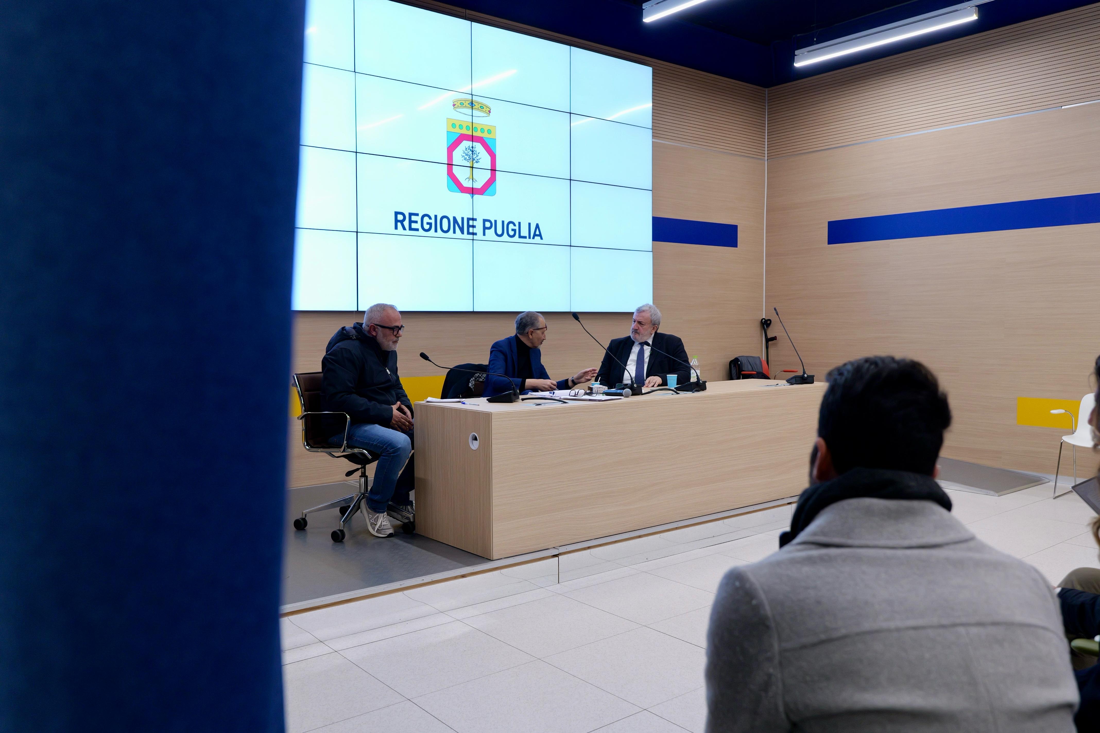 Galleria Vertenze Ilva, Leonardo, Versalis e automotive: Emiliano incontra sindacati e lavoratori - Diapositiva 4 di 18