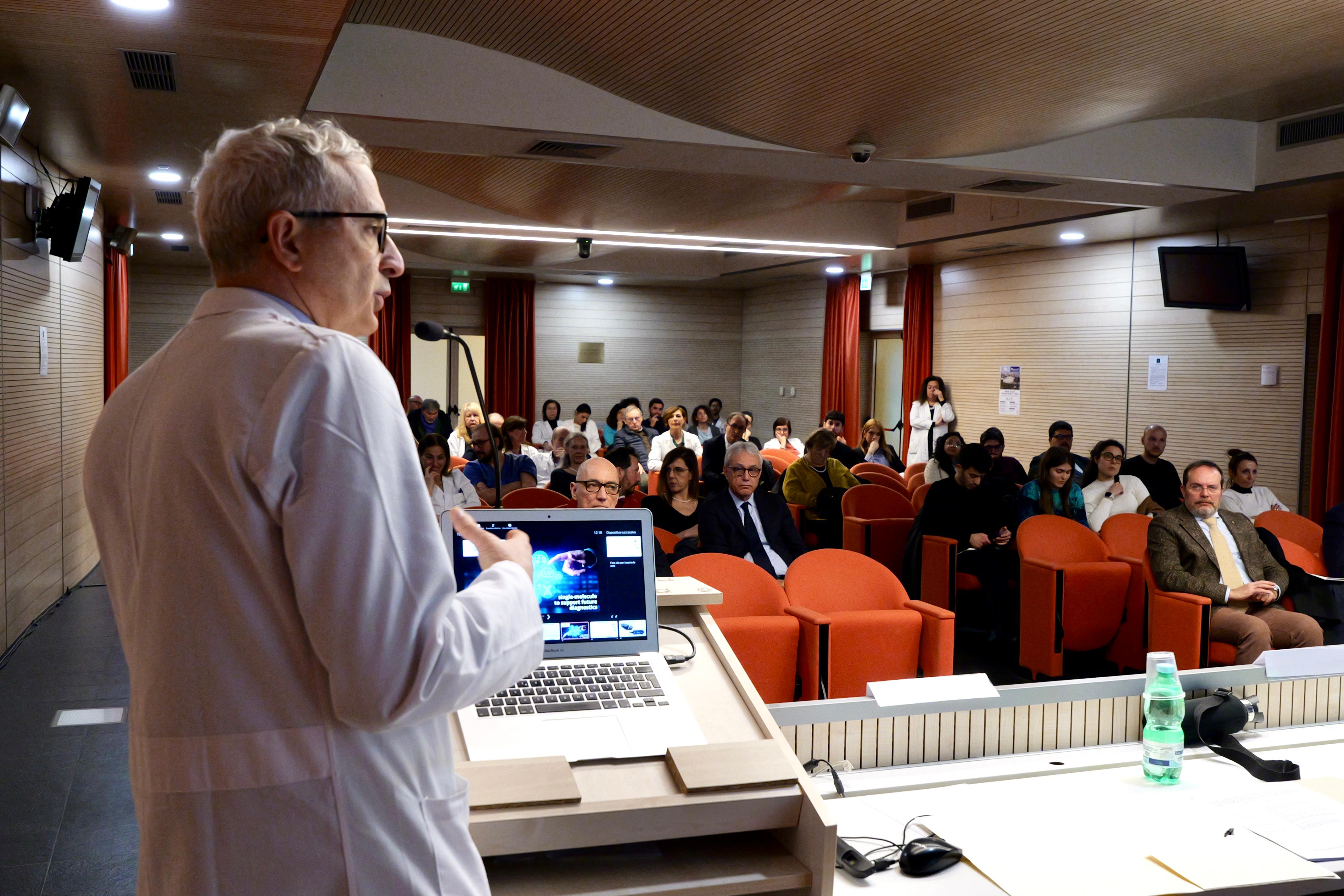 Galleria IRCSS Giovanni Paolo II, al via la sperimentazione del SiMoT, dispositivo palmare per le diagnosi precoci. Emiliano: “La Regione Puglia sostiene la ricerca scientifica e intende promuovere un distretto biomedico” - Diapositiva 2 di 10