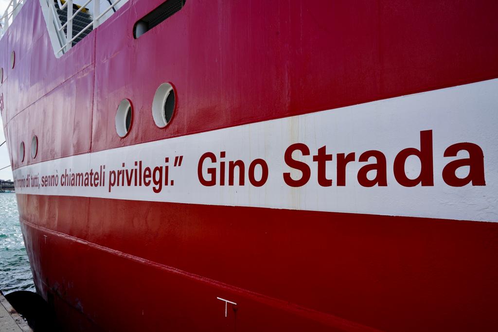 Galleria ACCOLTA A BRINDISI LA NAVE DI EMERGENCY CON 105 PERSONE SALVATE AL LARGO DELLA LIBIA. - Diapositiva 13 di 15