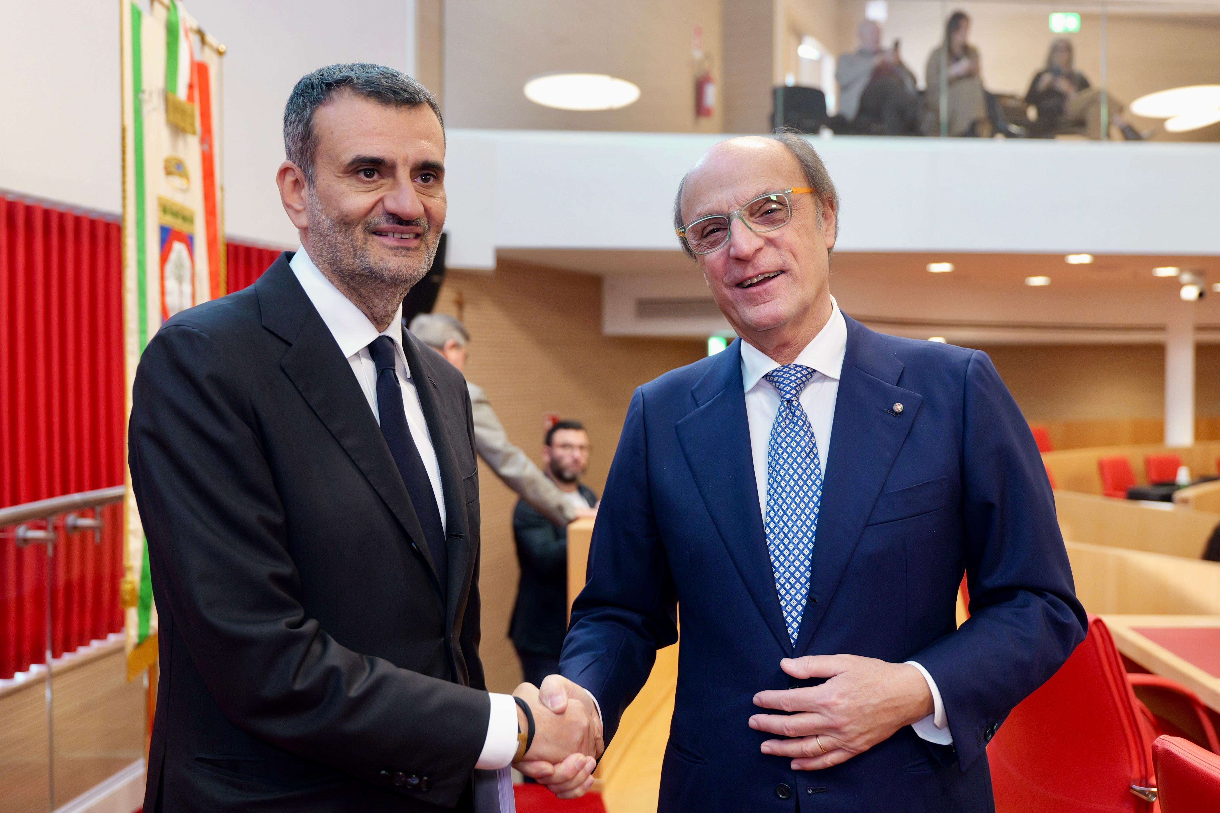 Galleria Insediamento Consiglio regionale, gli auguri del presidente Decaro - Diapositiva 2 di 7