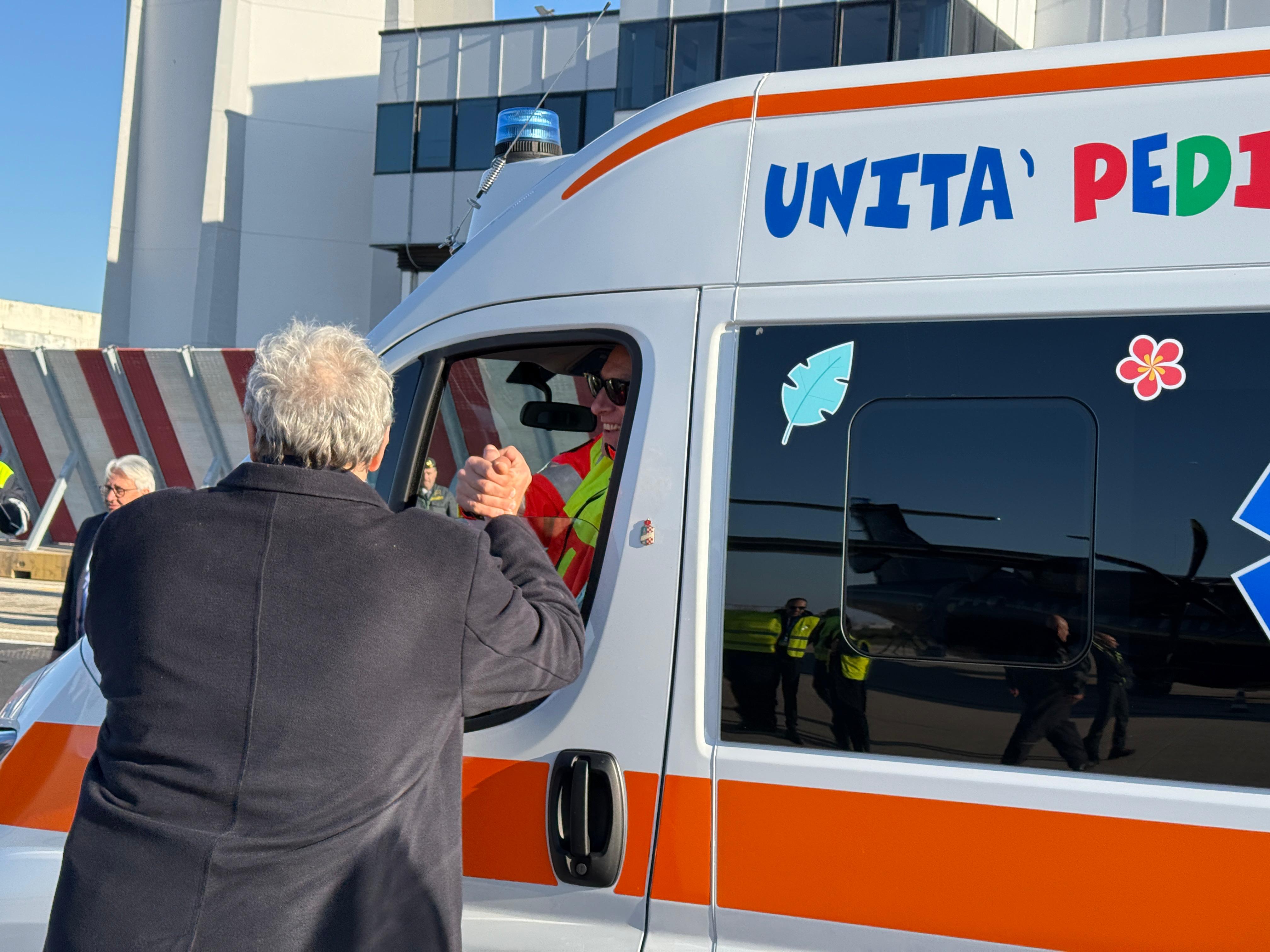 Galleria EMILIANO E PIEMONTESE ACCOLGONO UNA FAMIGLIA PALESTINESE DA GAZA CHE ACCOMPAGNA UNA BAMBINA CHE SARÀ CURATA DAL POLICLINICO DI BARI - Diapositiva 5 di 10