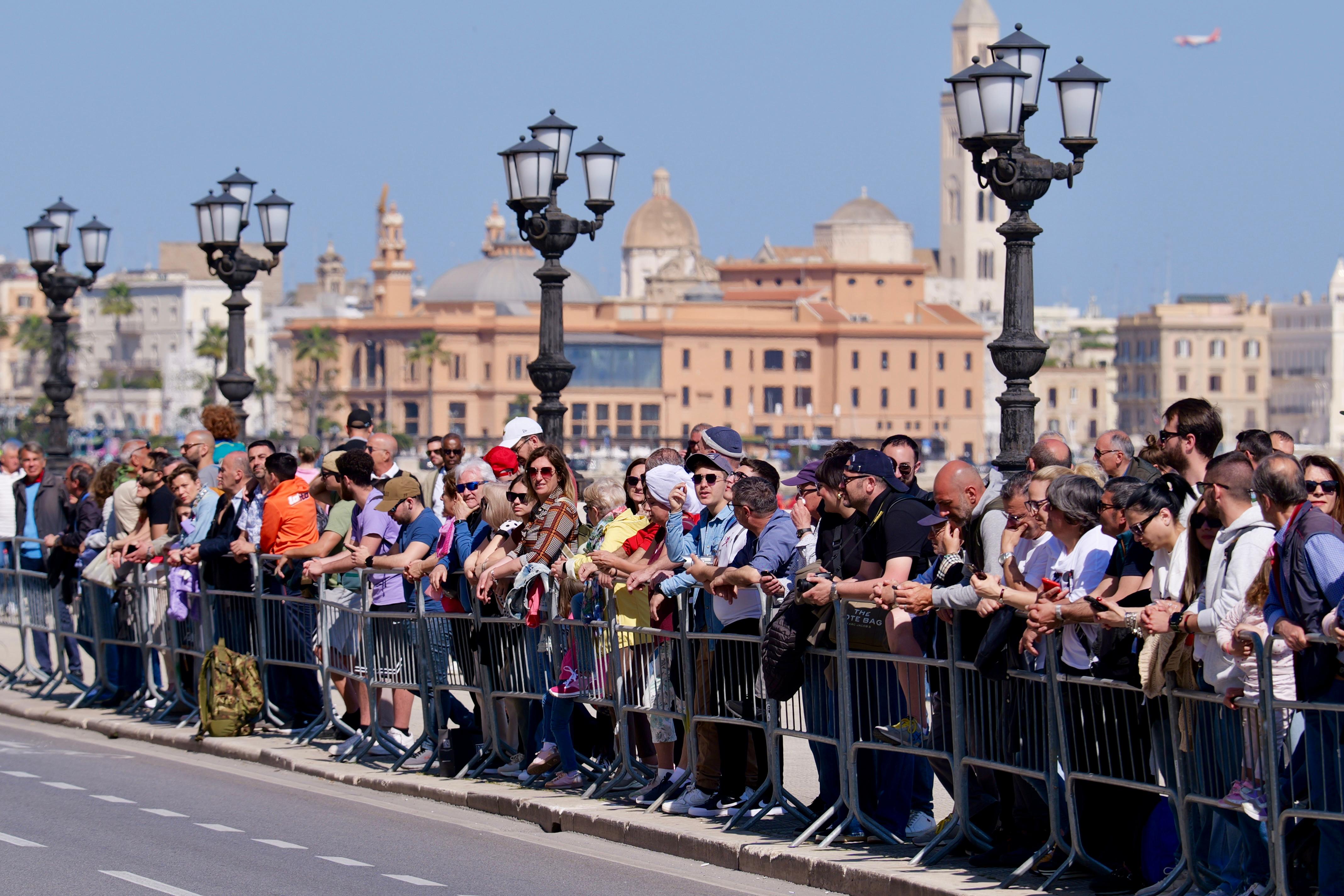 Galleria IL PRESIDENTE EMILIANO ALLE CELEBRAZIONI PER IL 164° ANNIVERSARIO DELL’ESERCITO: “É ANCHE LA FESTA DEI TANTI PUGLIESI CHE HANNO OFFERTO LA VITA E SERVITO LA PATRIA”. - Diapositiva 10 di 13