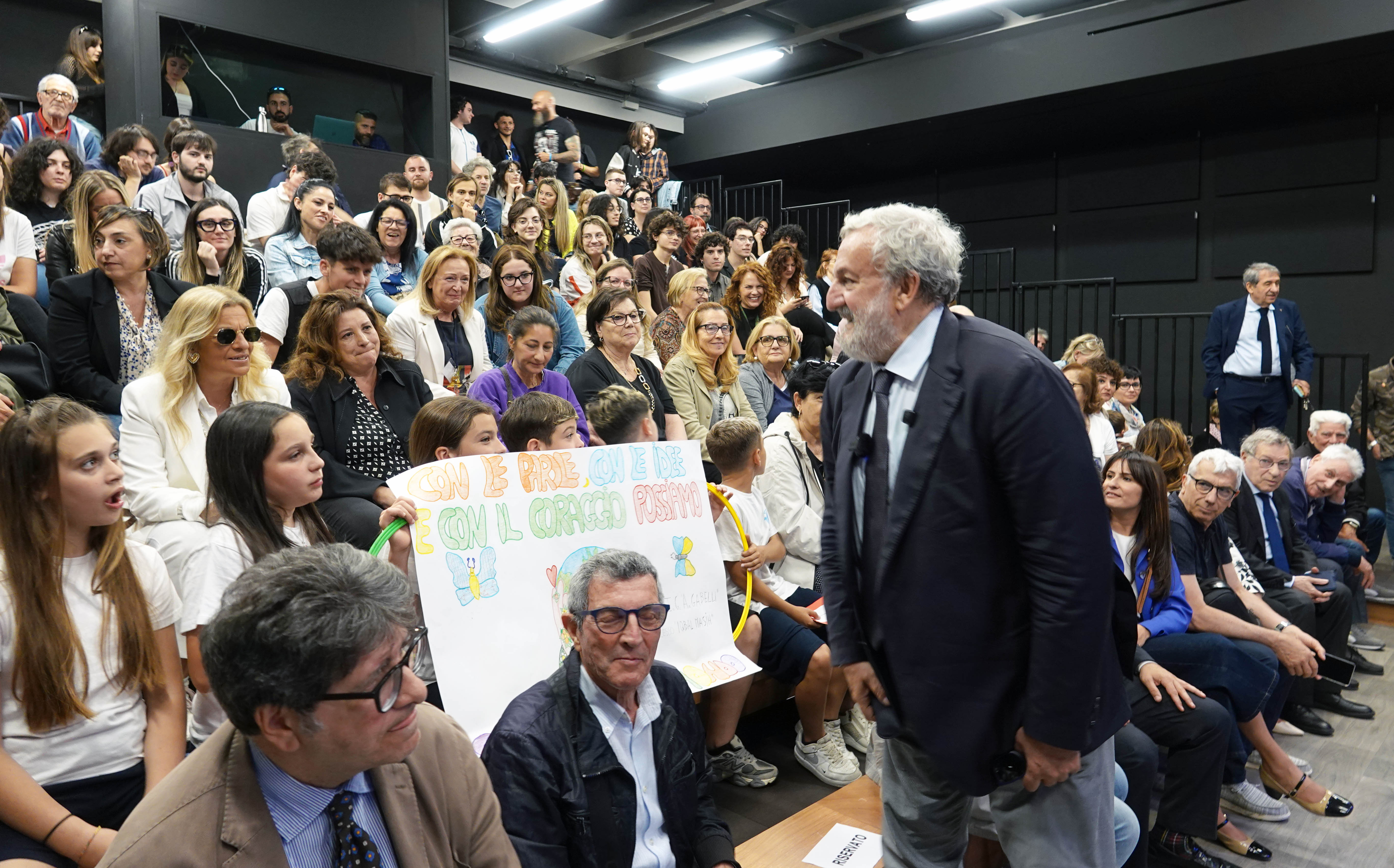 Galleria BARI, EMILIANO ALL’ACCADEMIA DEL CINEMA DI SAN PIO PER LA SECONDA TAPPA DEL TOUR DI ASCOLTO DEI CANTIERI INNOVATIVI DI ANTIMAFIA SOCIALE: “QUESTO È IL SIMBOLO DEL NOSTRO DESIDERIO DI RECUPERARE LE PERIFERIE” - Diapositiva 4 di 8
