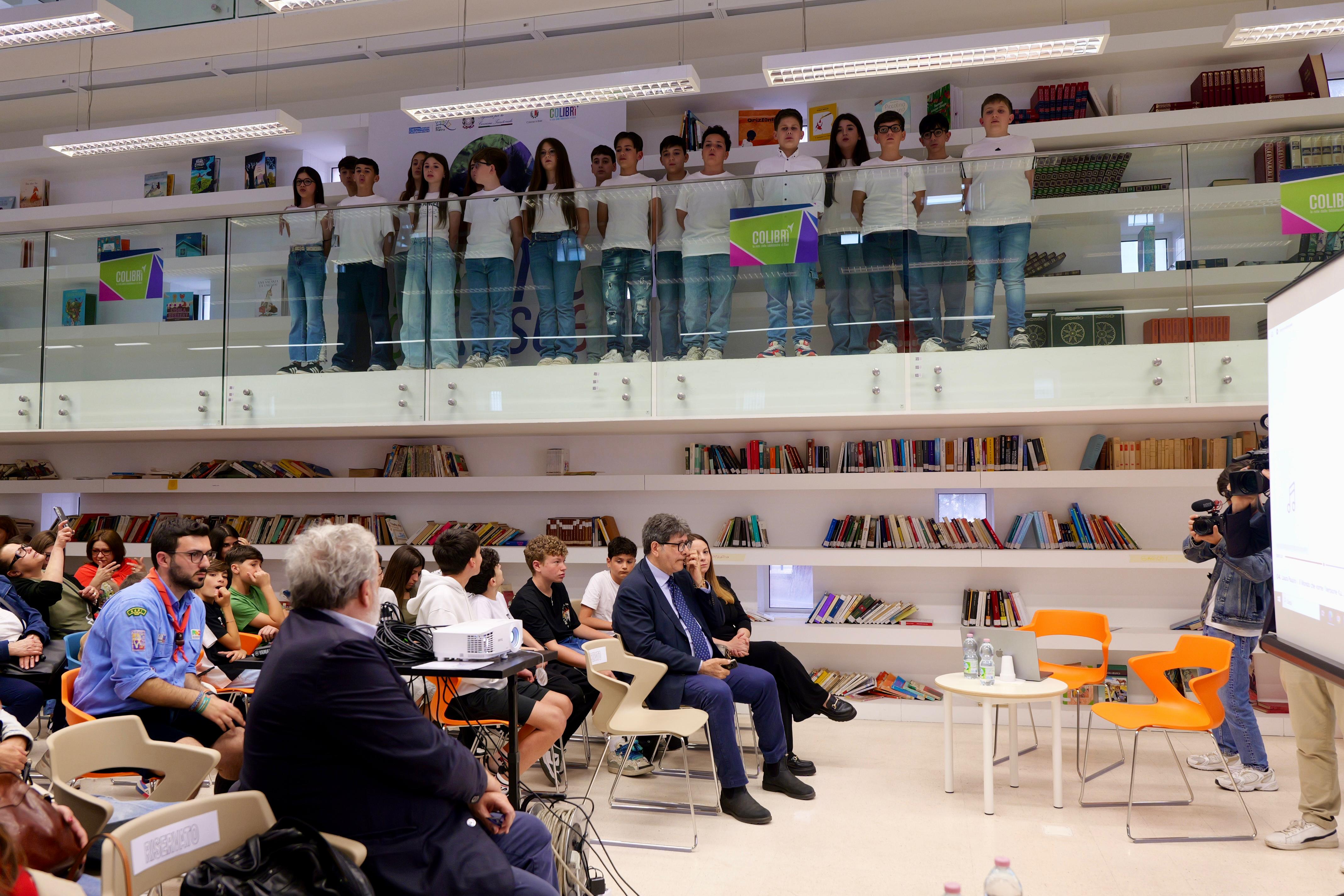 Galleria BARI, EMILIANO ALLA BIBLIOTECA LOMBARDI DEL SAN PAOLO: “ANTIMAFIA SOCIALE SIGNIFICA FAR VIVERE I QUARTIERI, OFFRENDO SERVIZI E DIRITTI AI RESIDENTI” - Diapositiva 4 di 11