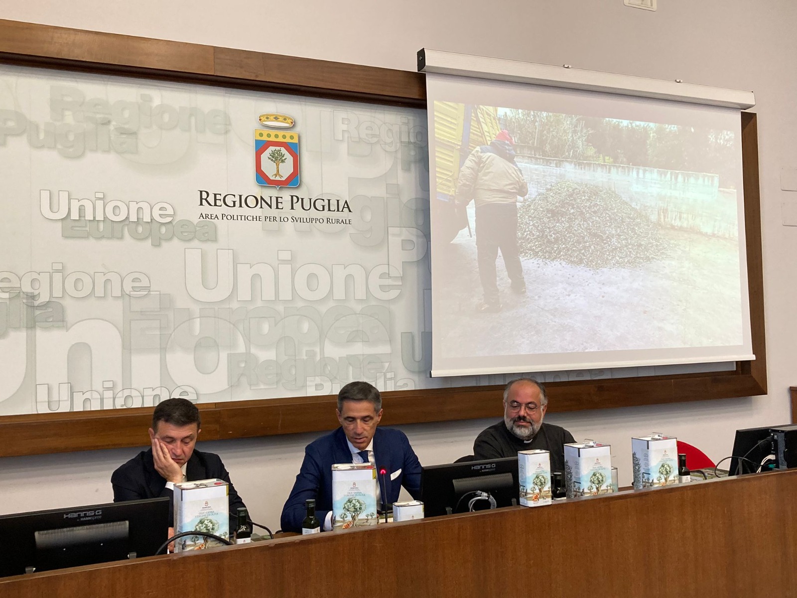 Galleria Il Dipartimento  Agricoltura della Regione  Puglia dona 500 litri di Olio Evo alla Caritas di Puglia - Diapositiva 9 di 13