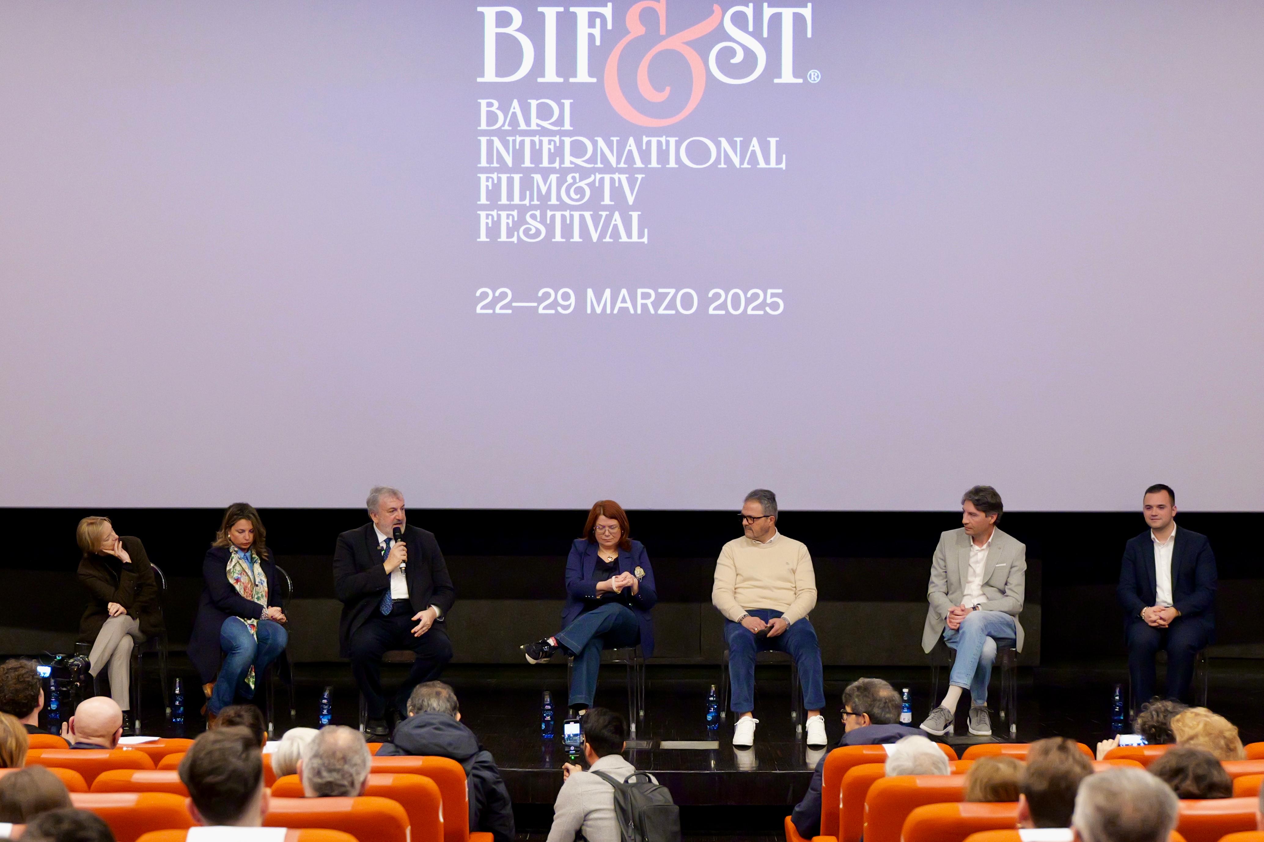 Galleria BIF&ST, EMILIANO E MATRANGOLA ALLA PROIEZIONE DEL DOCUFILM SUL DELITTO MARCONE: “ANCHE IL CINEMA È UTILE PER COMBATTERE LE MAFIE, SI VALUTI L’OPPORTUNITÀ DI RIAPRIRE LE INDAGINI” - Diapositiva 1 di 6