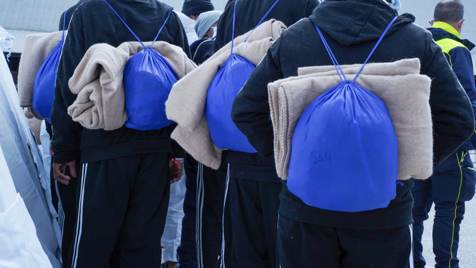 Galleria Emiliano a Brindisi per accogliere la nave di Medici Senza Frontiere con 339 persone salvate al largo di Malta - Diapositiva 15 di 34