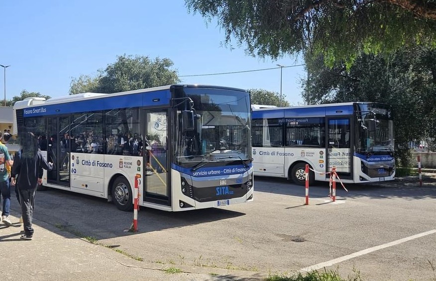 Galleria Trasporti, inaugurati gli 8 nuovi autobus a basse emissioni inquinanti dei Comuni di Fasano e Trani finanziati dalla Regione con Smart go city - Diapositiva 3 di 4