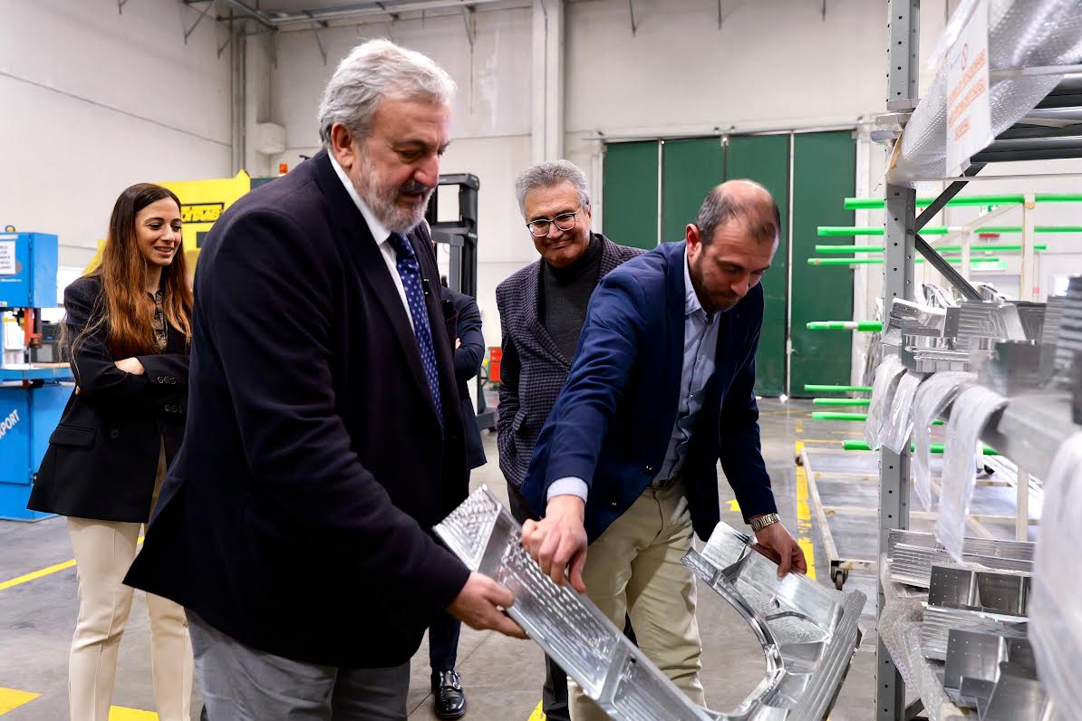 Galleria BRINDISI, IL PRESIDENTE EMILIANO NELLO STABILIMENTO DEMA DI BRINDISI: “LA REGIONE HA FELICEMENTE CONCLUSO IL SALVATAGGIO DI QUESTA GRANDE AZIENDA AERONAUTICA” - Diapositiva 2 di 3