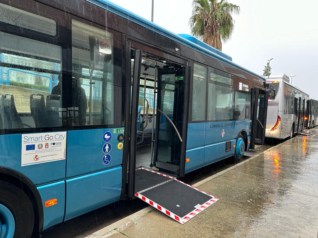 Galleria L’assessore Maurodinoia ha inaugurato ad Altamura tre nuovi autobus sostenibili acquistati tramite il bando regionale Smart go city - Diapositiva 6 di 11