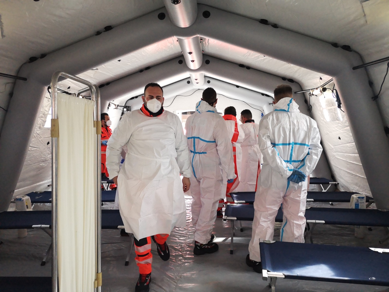 Galleria ACCOLTA A BRINDISI LA NAVE DI EMERGENCY CON 105 PERSONE SALVATE AL LARGO DELLA LIBIA. - Diapositiva 7 di 15