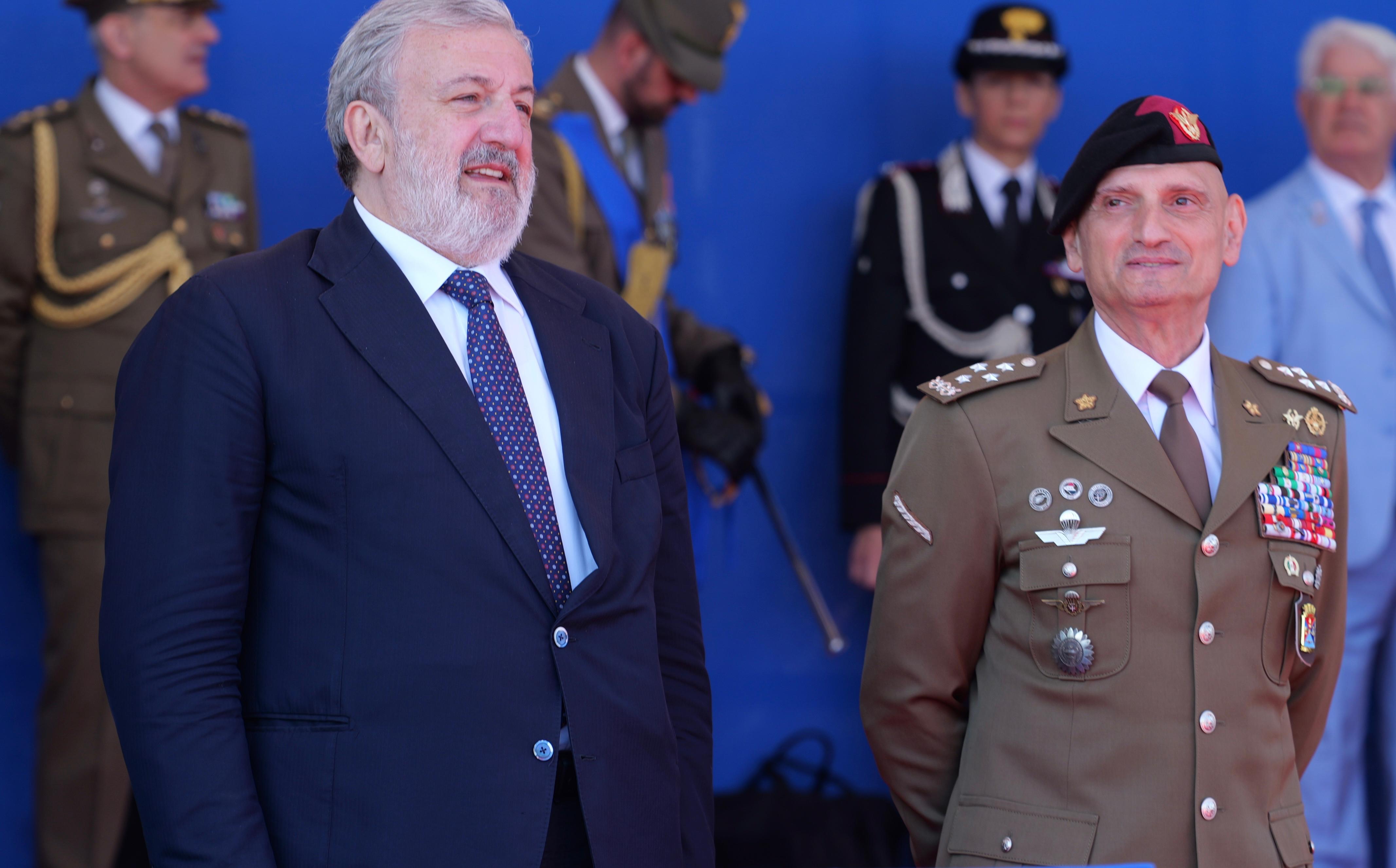 Galleria IL PRESIDENTE EMILIANO ALLE CELEBRAZIONI PER IL 164° ANNIVERSARIO DELL’ESERCITO: “É ANCHE LA FESTA DEI TANTI PUGLIESI CHE HANNO OFFERTO LA VITA E SERVITO LA PATRIA”. - Diapositiva 12 di 13