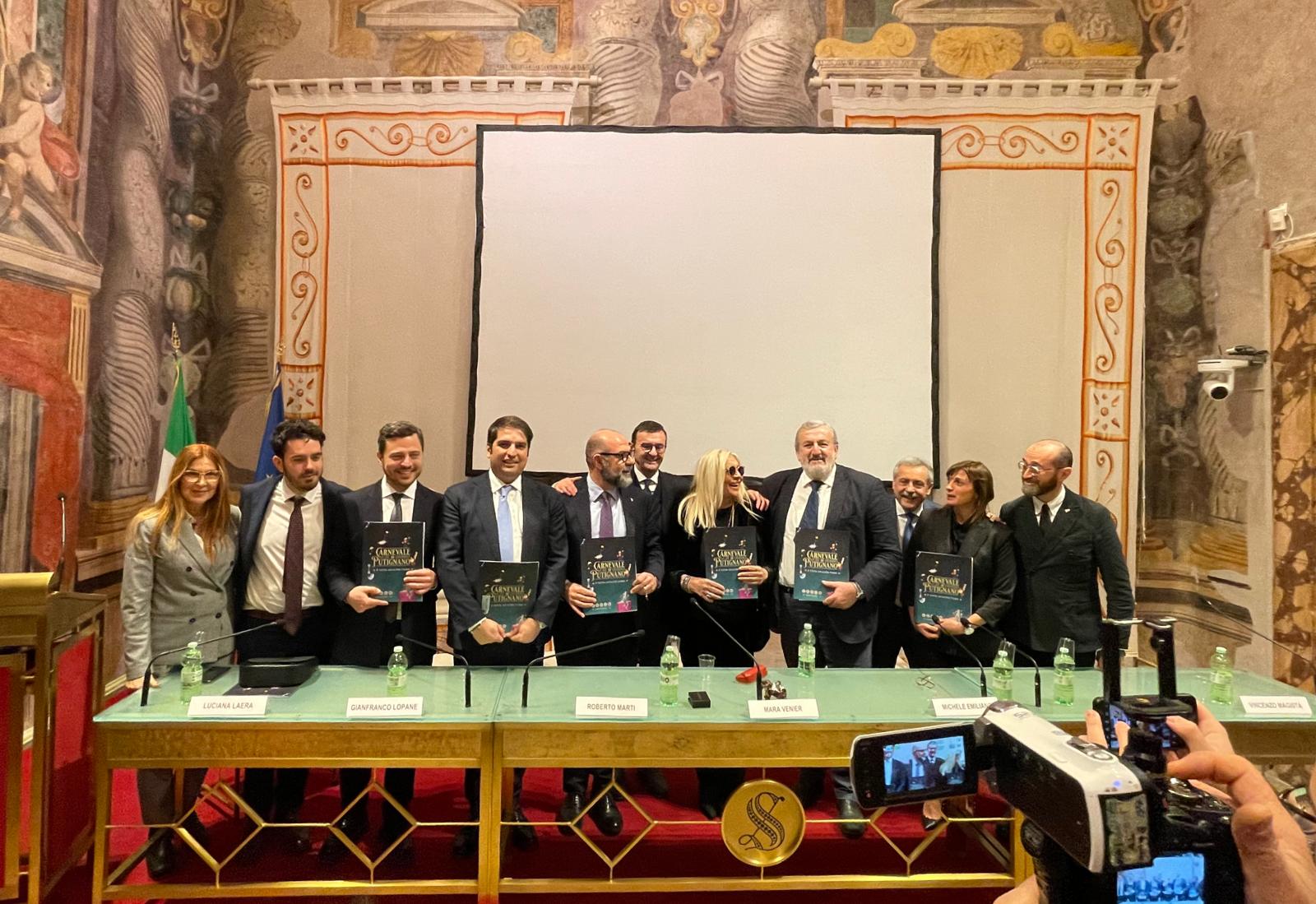 Galleria ROMA, EMILIANO ALLA PRESENTAZIONE DEL CARNEVALE DI PUTIGNANO 2023 CON IL MINISTRO SANGIULIANO, IL PRESIDENTE DELLA COMMISSIONE CULTURA MARTI E LA MADRINA MARA VENIER. - Diapositiva 7 di 10