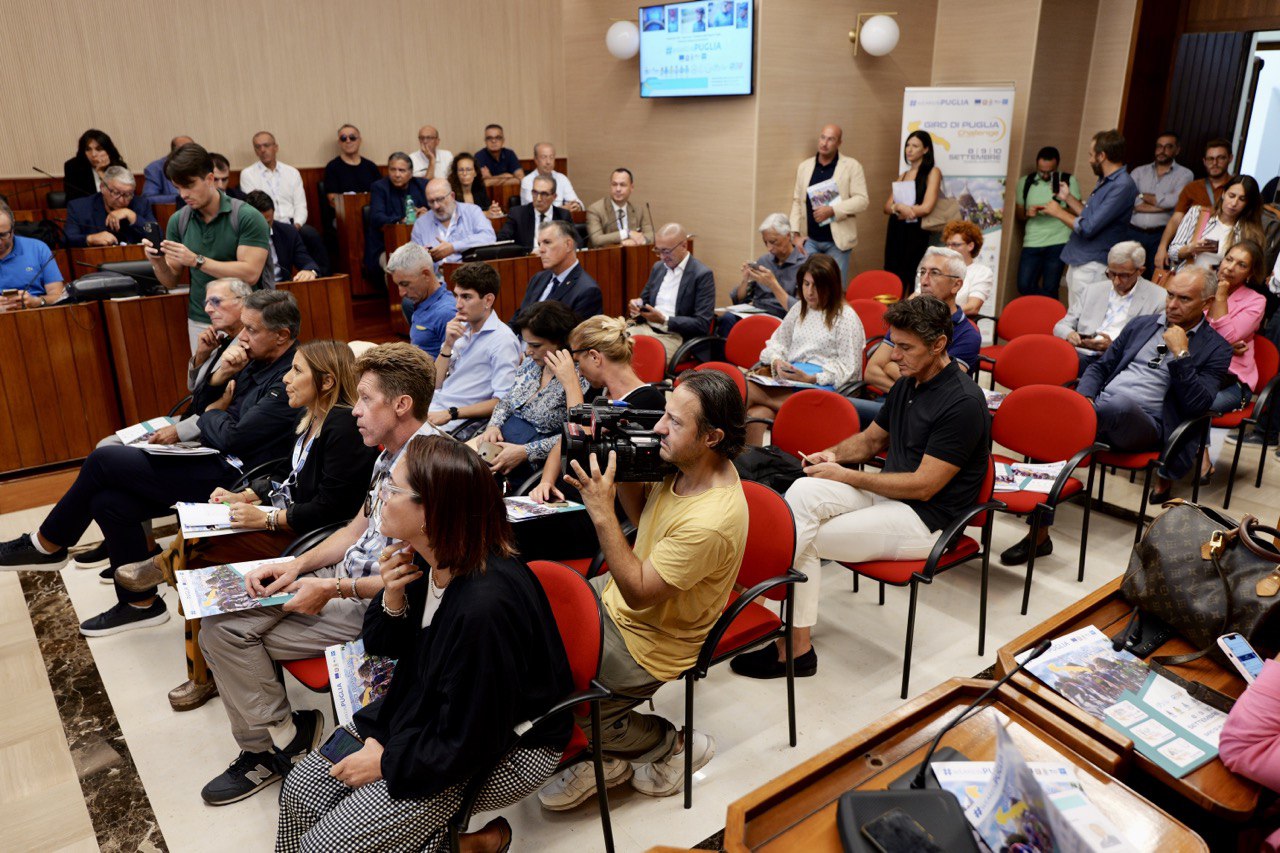 Galleria BIKE, IL GIRO DI PUGLIA CHALLENGE PORTA I CAMPIONI FRA MURGE E MARE - Diapositiva 14 di 17