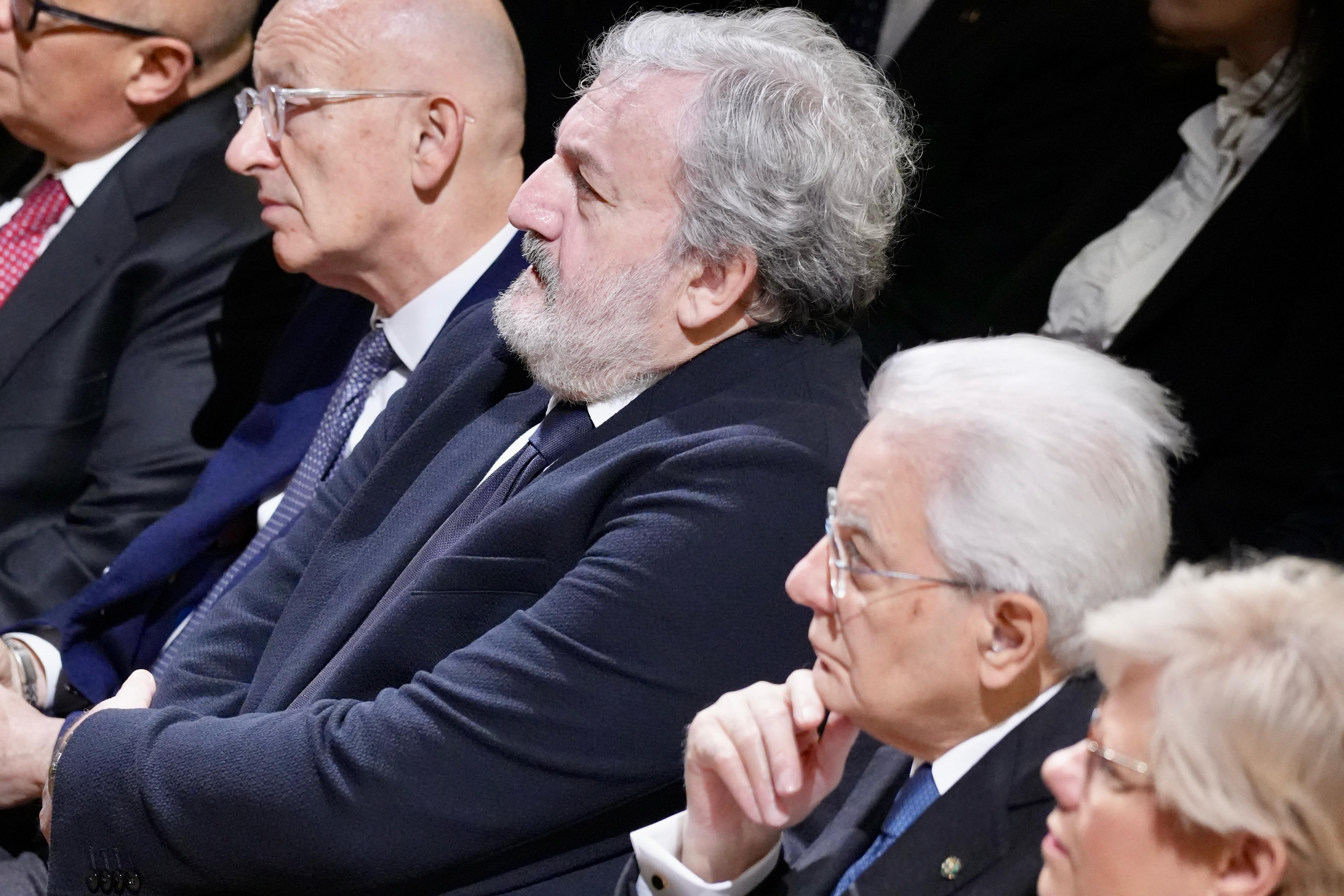 Galleria Il presidente della Repubblica Sergio Mattarella e il presidente della Regione Puglia Michele Emiliano alla mostra sulle stragi nazifasciste nella Guerra di Liberazione 1943-1945 - Diapositiva 13 di 17