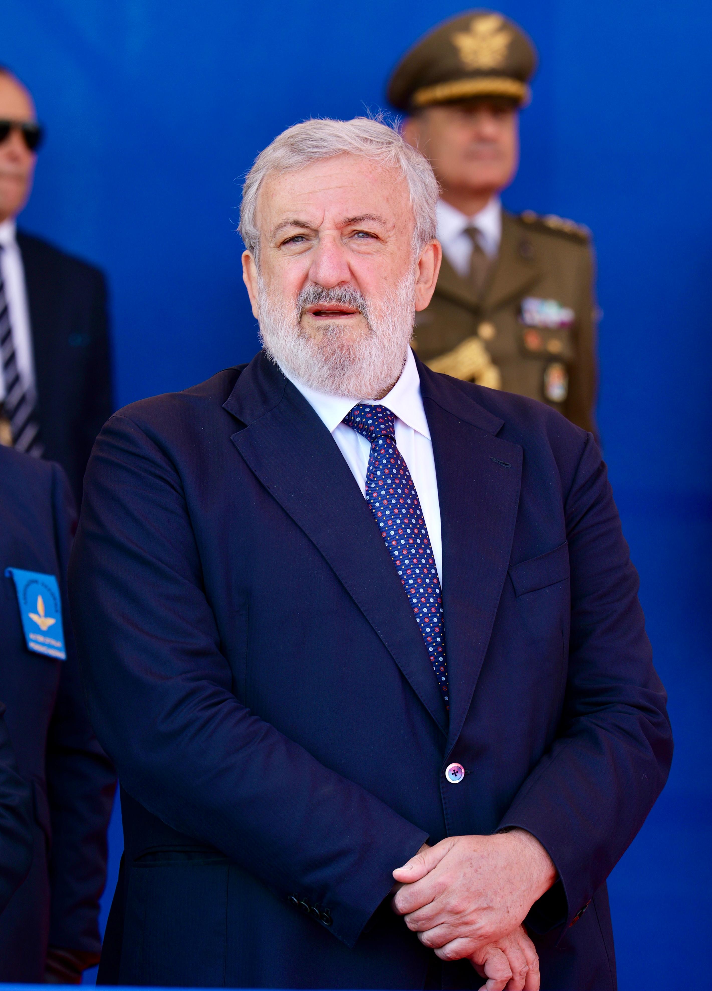 Galleria IL PRESIDENTE EMILIANO ALLE CELEBRAZIONI PER IL 164° ANNIVERSARIO DELL’ESERCITO: “É ANCHE LA FESTA DEI TANTI PUGLIESI CHE HANNO OFFERTO LA VITA E SERVITO LA PATRIA”. - Diapositiva 1 di 13