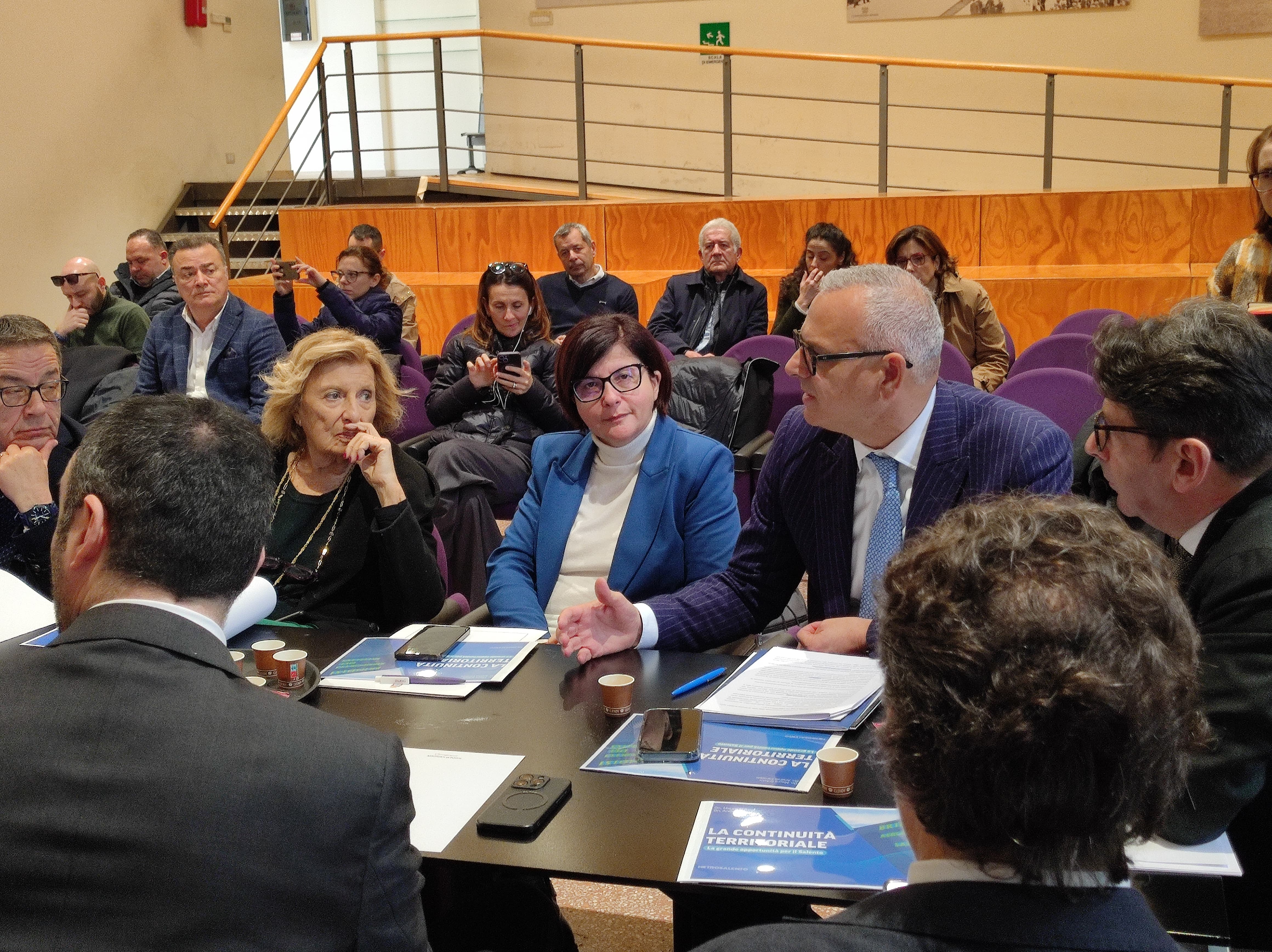 Galleria Aeroporto di Brindisi, Ciliento e Delli Noci all’incontro promosso dagli on. D’Attis e Caroppo: “Una proposta che va attentamente valutata e approfondita” - Diapositiva 3 di 6