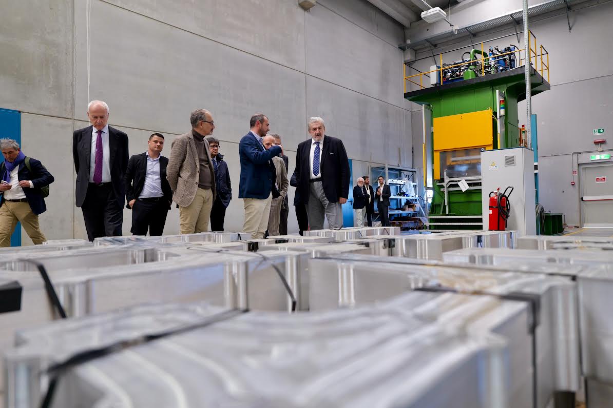 Galleria BRINDISI, IL PRESIDENTE EMILIANO NELLO STABILIMENTO DEMA DI BRINDISI: “LA REGIONE HA FELICEMENTE CONCLUSO IL SALVATAGGIO DI QUESTA GRANDE AZIENDA AERONAUTICA” - Diapositiva 3 di 3