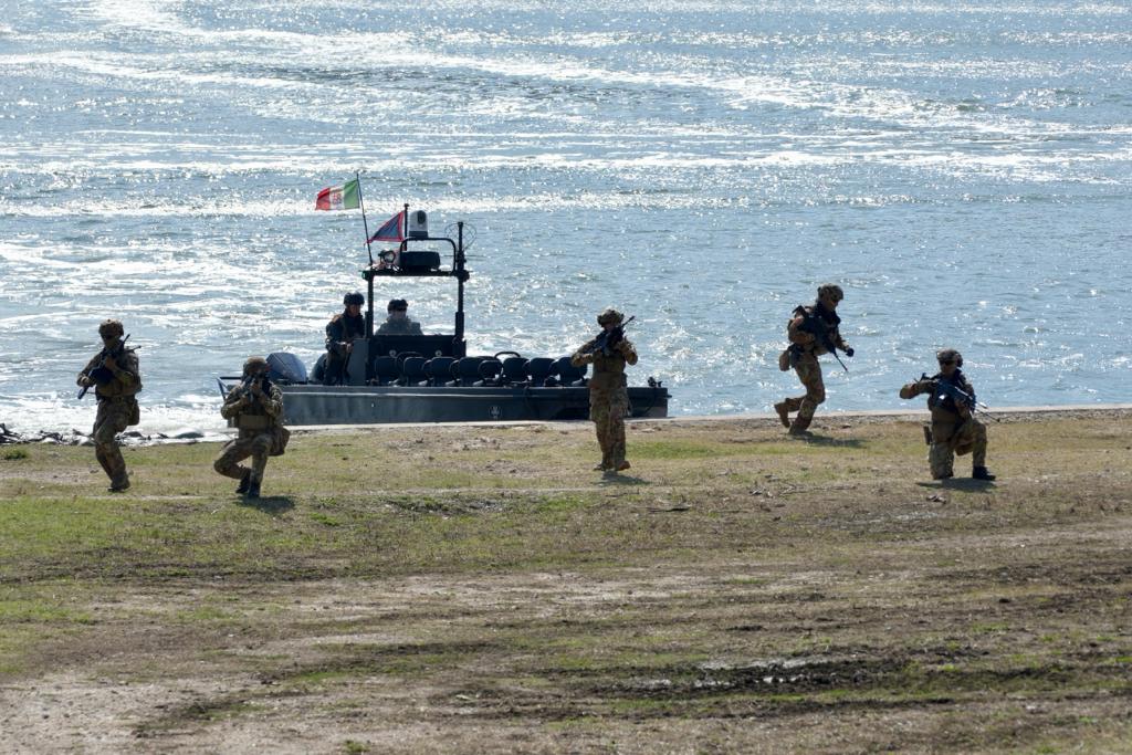 Galleria Michele Emiliano all’esercitazione militare “Leone Alato 23” a Cagnano Varano alla presenza del Presidente della Repubblica Mattarella e del ministro Crosetto - Diapositiva 8 di 22
