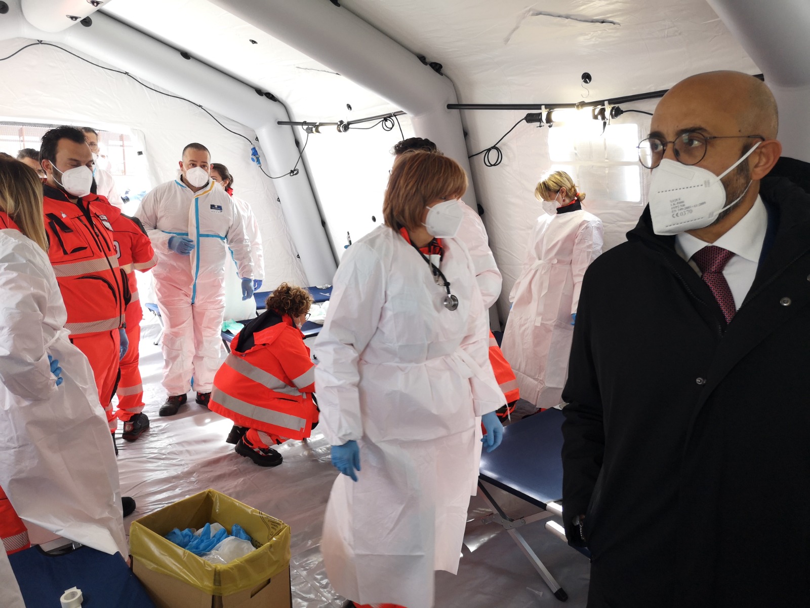 Galleria ACCOLTA A BRINDISI LA NAVE DI EMERGENCY CON 105 PERSONE SALVATE AL LARGO DELLA LIBIA. - Diapositiva 1 di 15