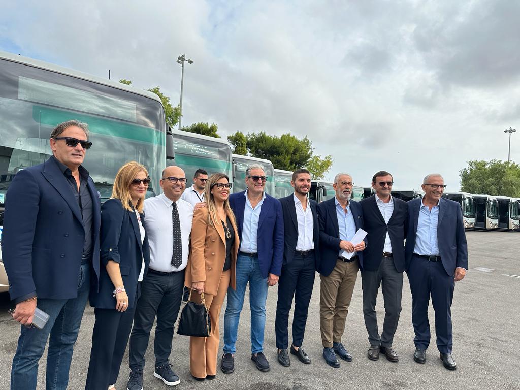 Galleria L’assessore Maurodinoia ha presentato i 17 nuovi autobus extraurbani ibridi della STP Brindisi, per un TPL moderno e sostenibile - Diapositiva 10 di 12