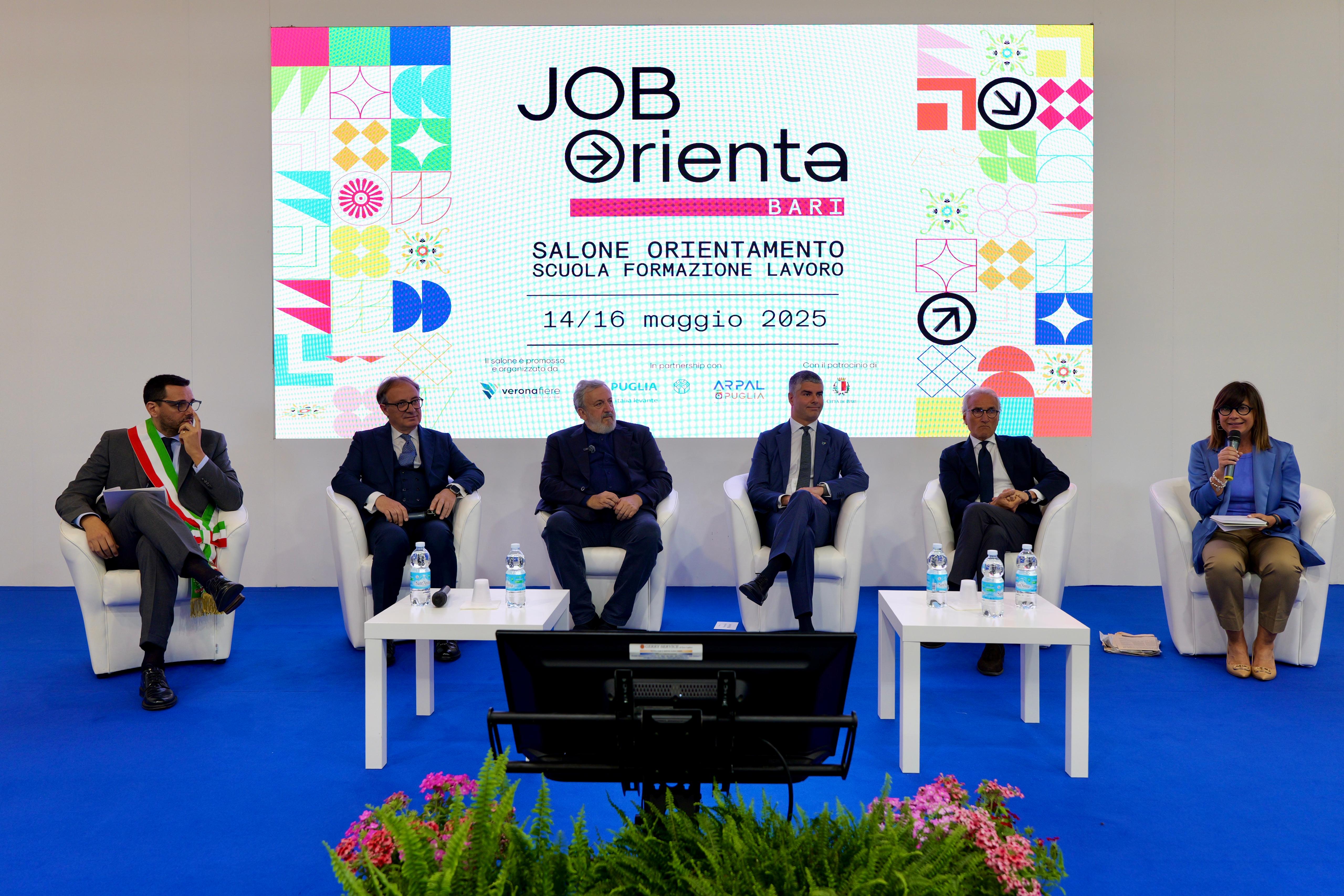 Galleria AL VIA OGGI LA PRIMA EDIZIONE JOB&ORIENTA BARI - Diapositiva 3 di 11