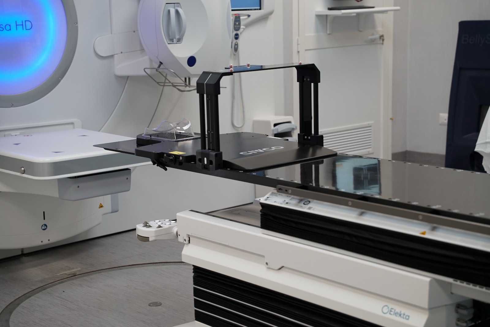 Galleria Policlinico Foggia, il presidente della Regione Michele Emiliano e l'assessore alla Sanità Raffaele Piemontese inaugurano il nuovo acceleratore lineare della Struttura di Radioterapia - Diapositiva 13 di 15