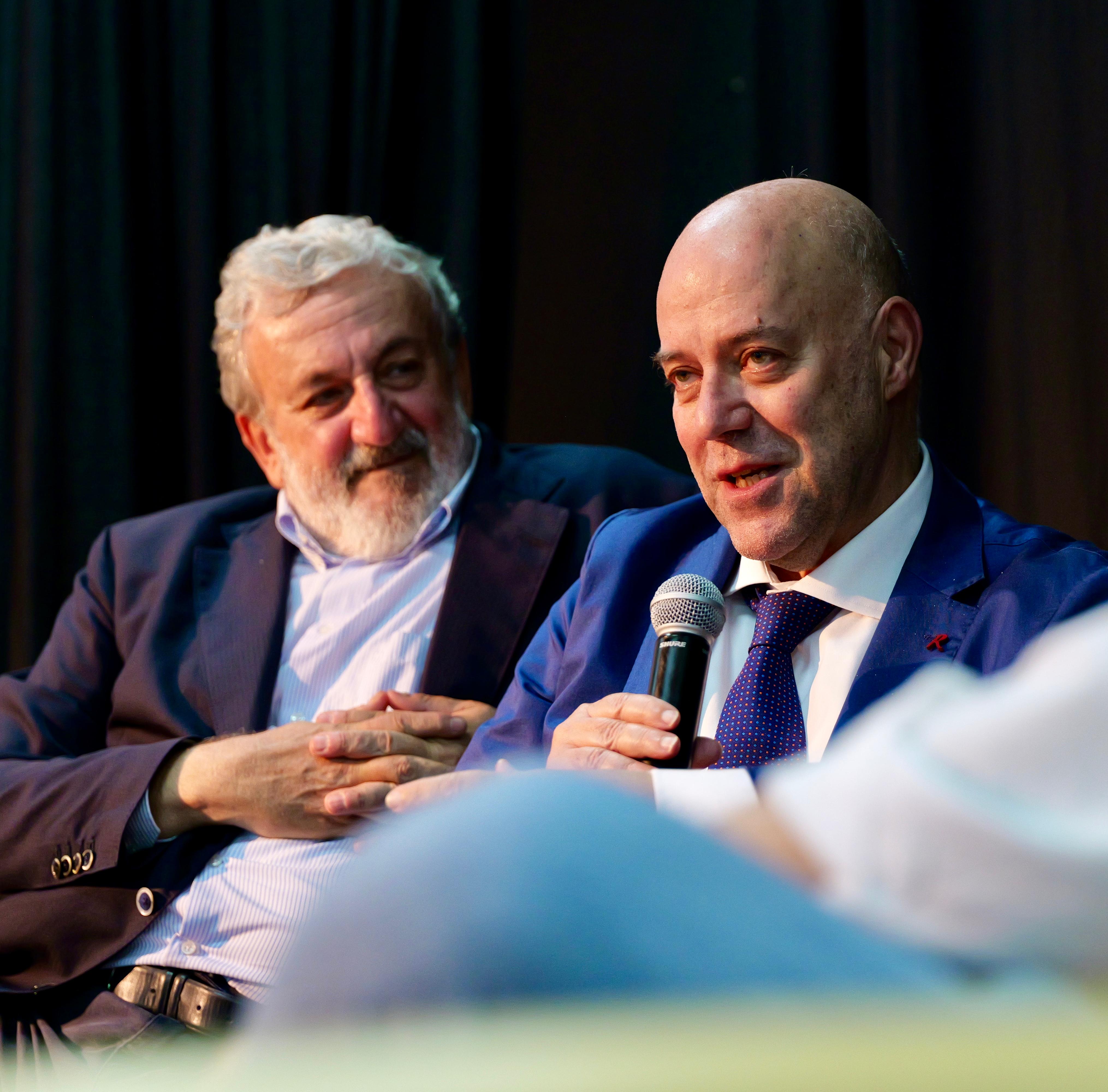 Galleria BARI, EMILIANO ALL’INCONTRO SULL’ANTIMAFIA SOCIALE PROMOSSO DA LICEO SALVEMINI E FONDAZIONE FUMARULO: “LA COSA PIÙ IMPORTANTE È STARE INSIEME. LA PUGLIA TRA LE REGIONI PIÙ AVANZATE” - Diapositiva 3 di 3