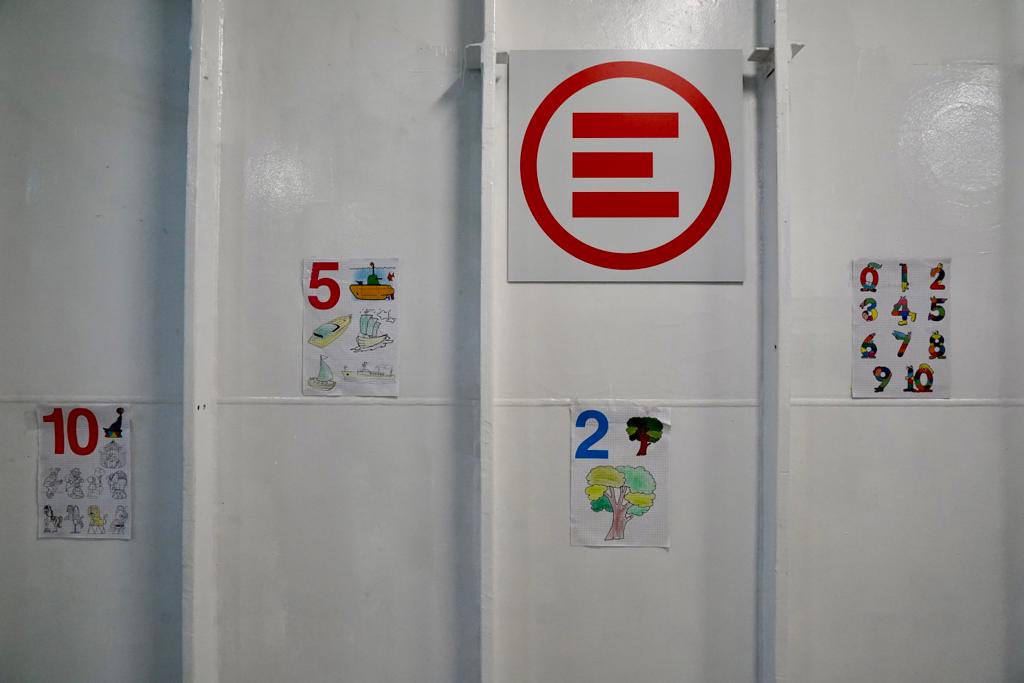 Galleria ACCOLTA A BRINDISI LA NAVE DI EMERGENCY CON 105 PERSONE SALVATE AL LARGO DELLA LIBIA. - Diapositiva 4 di 15