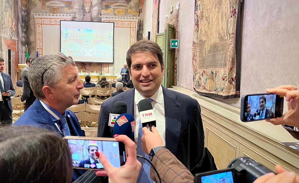 Galleria ROMA, EMILIANO ALLA PRESENTAZIONE DEL CARNEVALE DI PUTIGNANO 2023 CON IL MINISTRO SANGIULIANO, IL PRESIDENTE DELLA COMMISSIONE CULTURA MARTI E LA MADRINA MARA VENIER. - Diapositiva 5 di 10