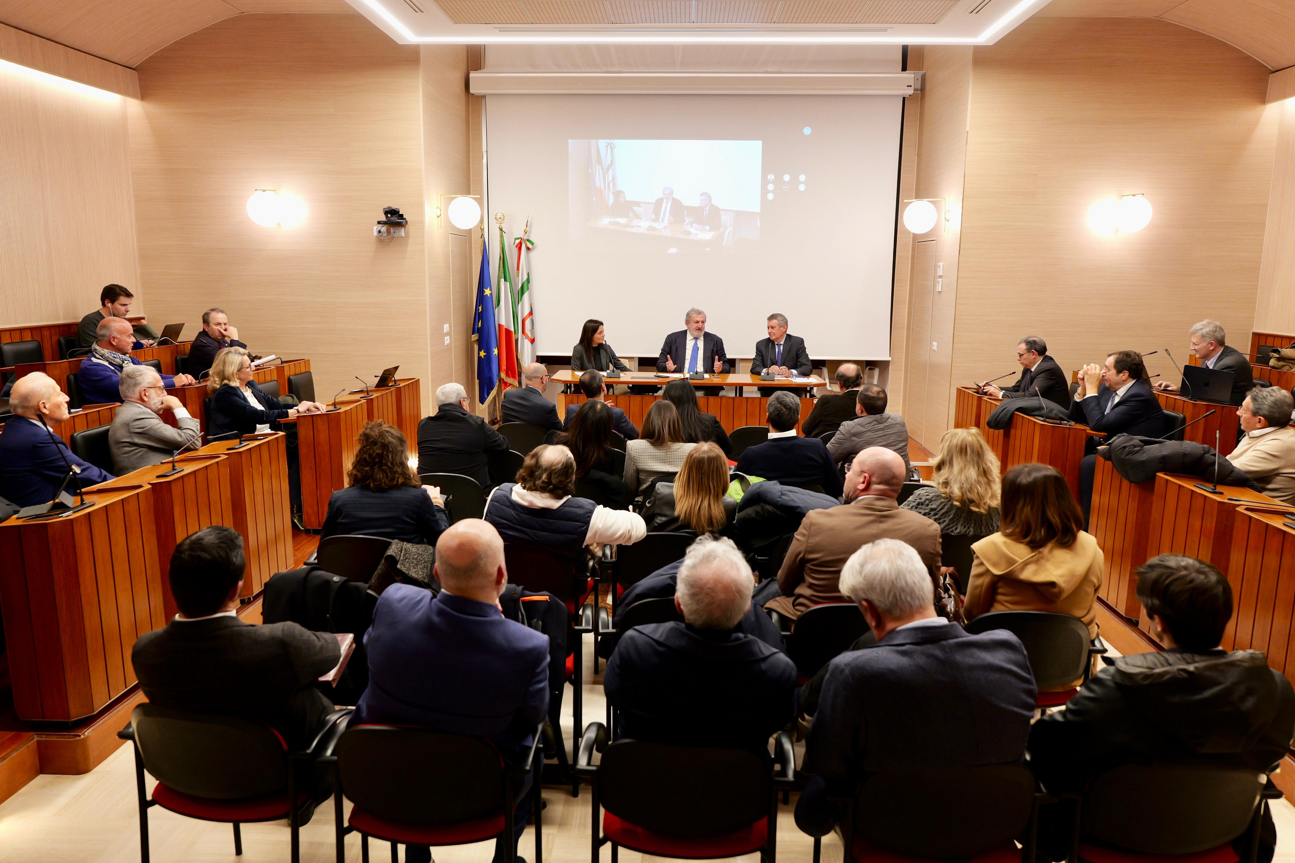 Galleria Premio Giorgio Ambrosoli e Regione Puglia per promuovere lo stato di diritto in funzione dello sviluppo economico e sociale - Diapositiva 2 di 8