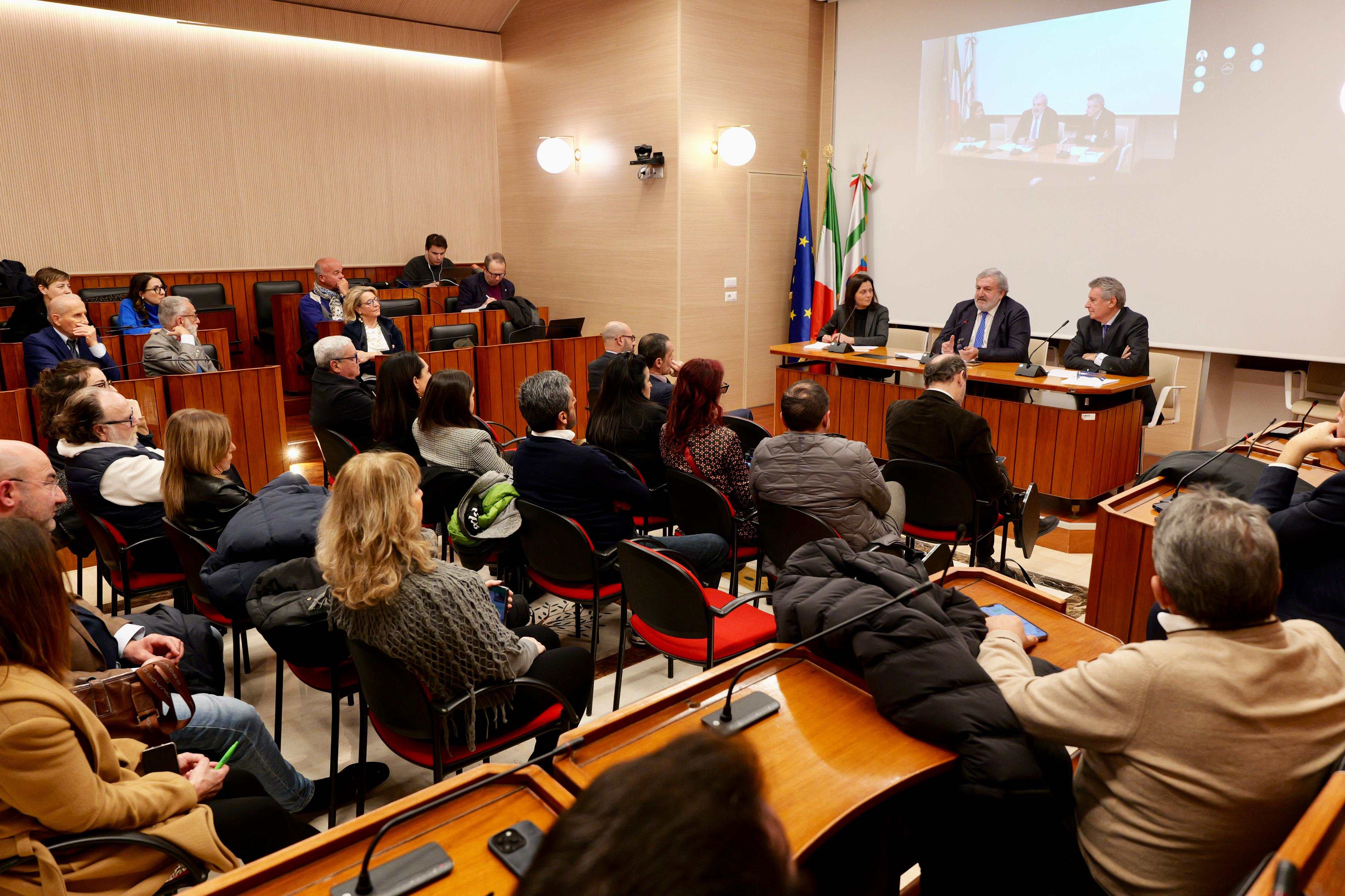 Galleria Premio Giorgio Ambrosoli e Regione Puglia per promuovere lo stato di diritto in funzione dello sviluppo economico e sociale - Diapositiva 3 di 8