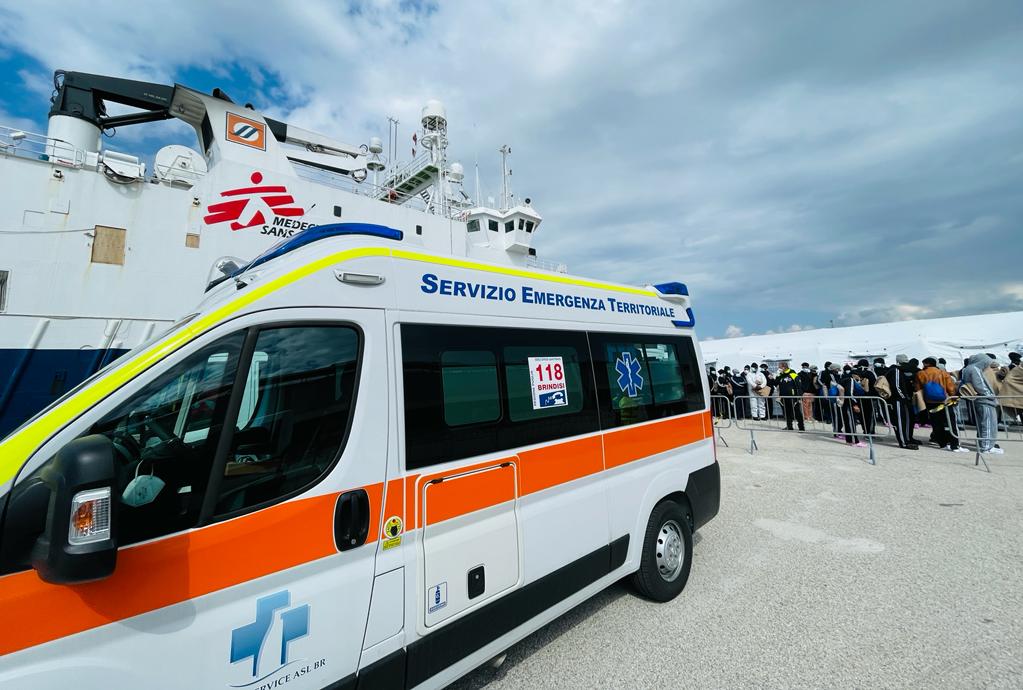 Galleria Emiliano a Brindisi per accogliere la nave di Medici Senza Frontiere con 339 persone salvate al largo di Malta - Diapositiva 30 di 34