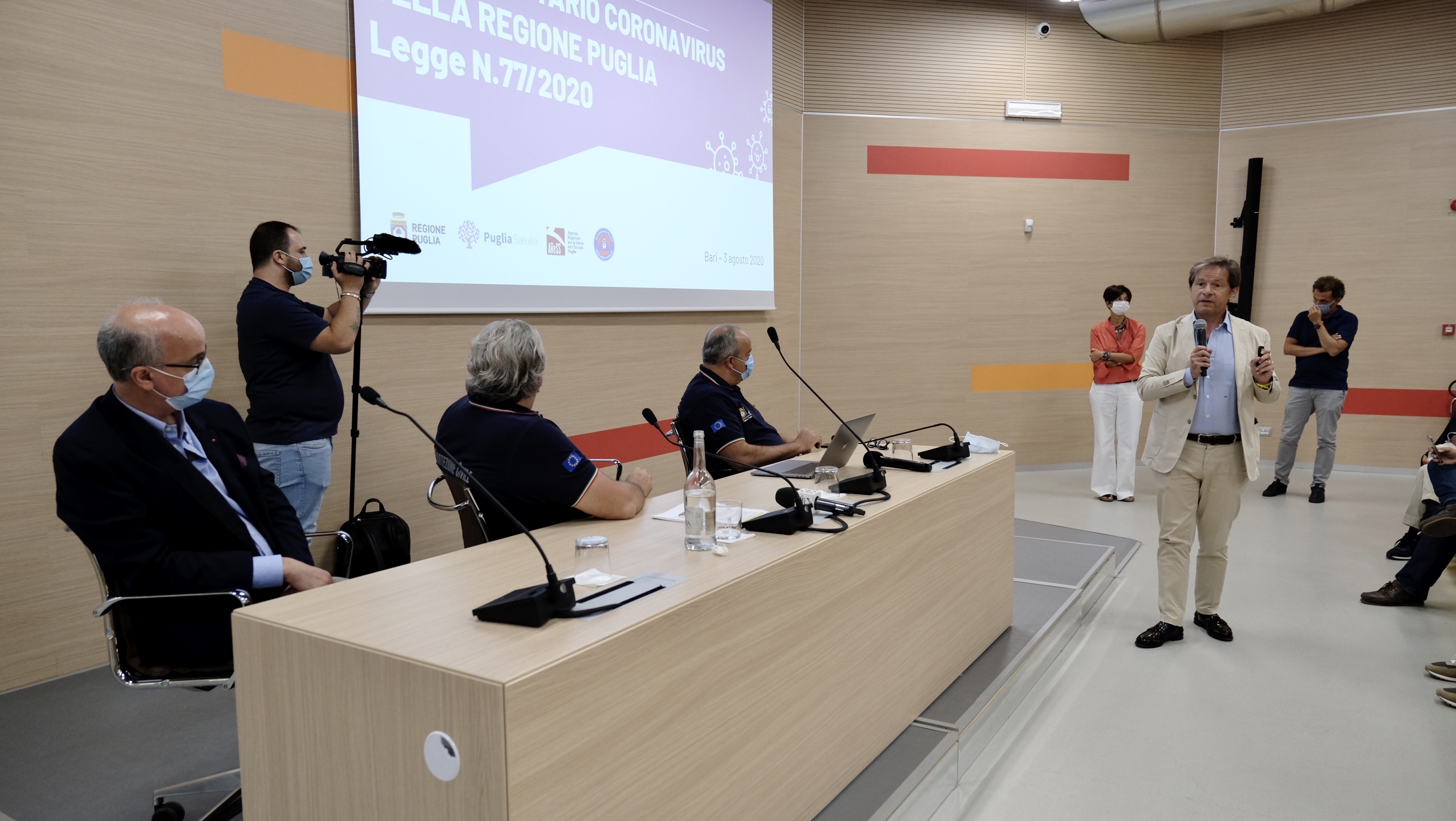 Galleria Presidente Regione e Montanaro presentano il nuovo Piano Ospedaliero della Regione Puglia - Diapositiva 3 di 11