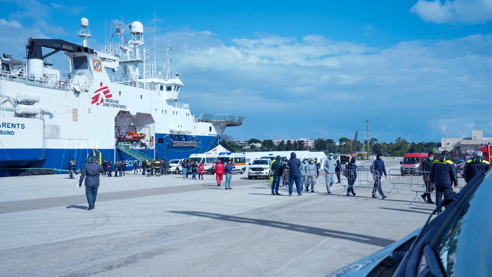 Galleria Emiliano a Brindisi per accogliere la nave di Medici Senza Frontiere con 339 persone salvate al largo di Malta - Diapositiva 10 di 34