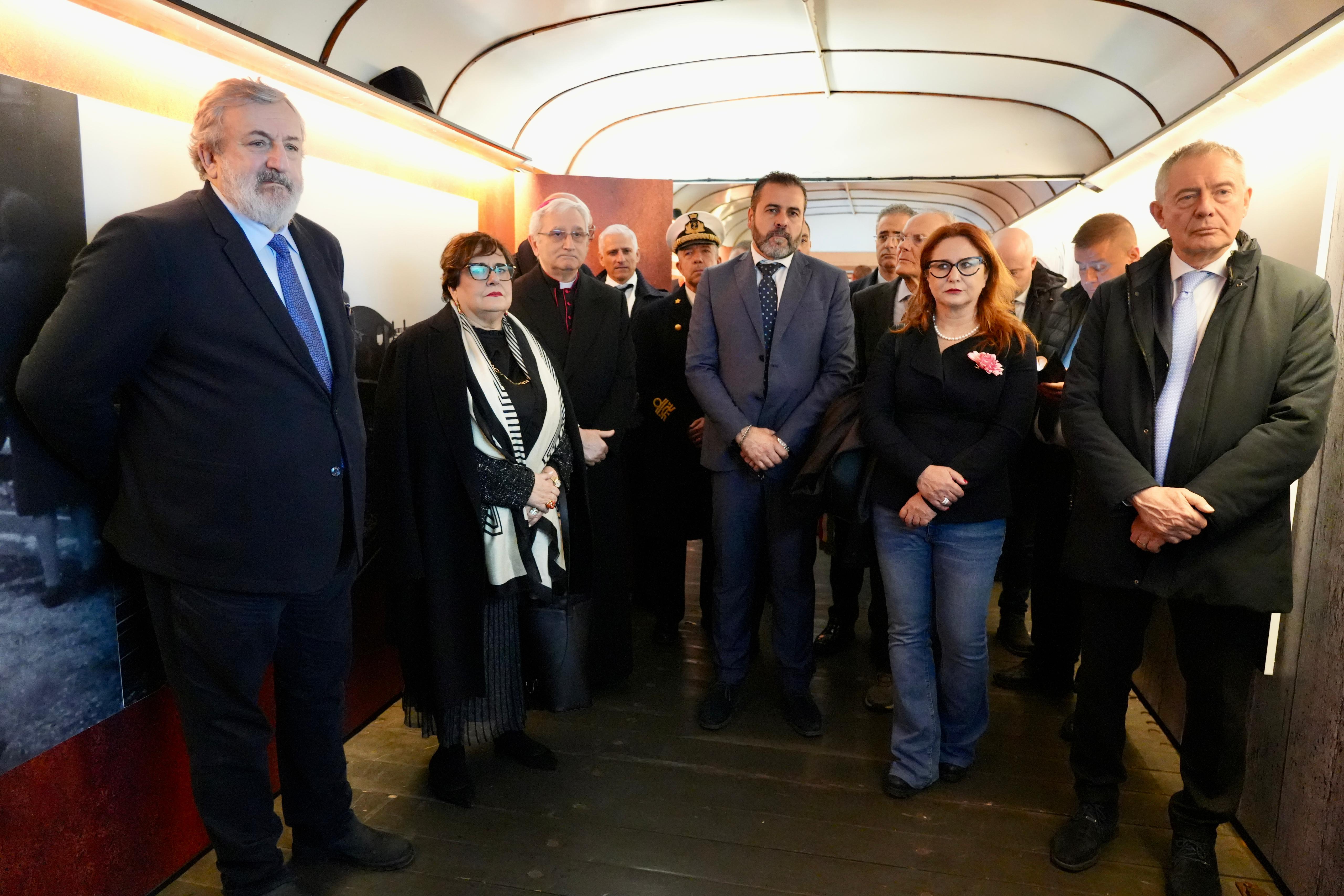 Galleria Treno del Ricordo, cerimonia di chiusura a Taranto con Emiliano, Di Bari e il ministro Urso - Diapositiva 13 di 15