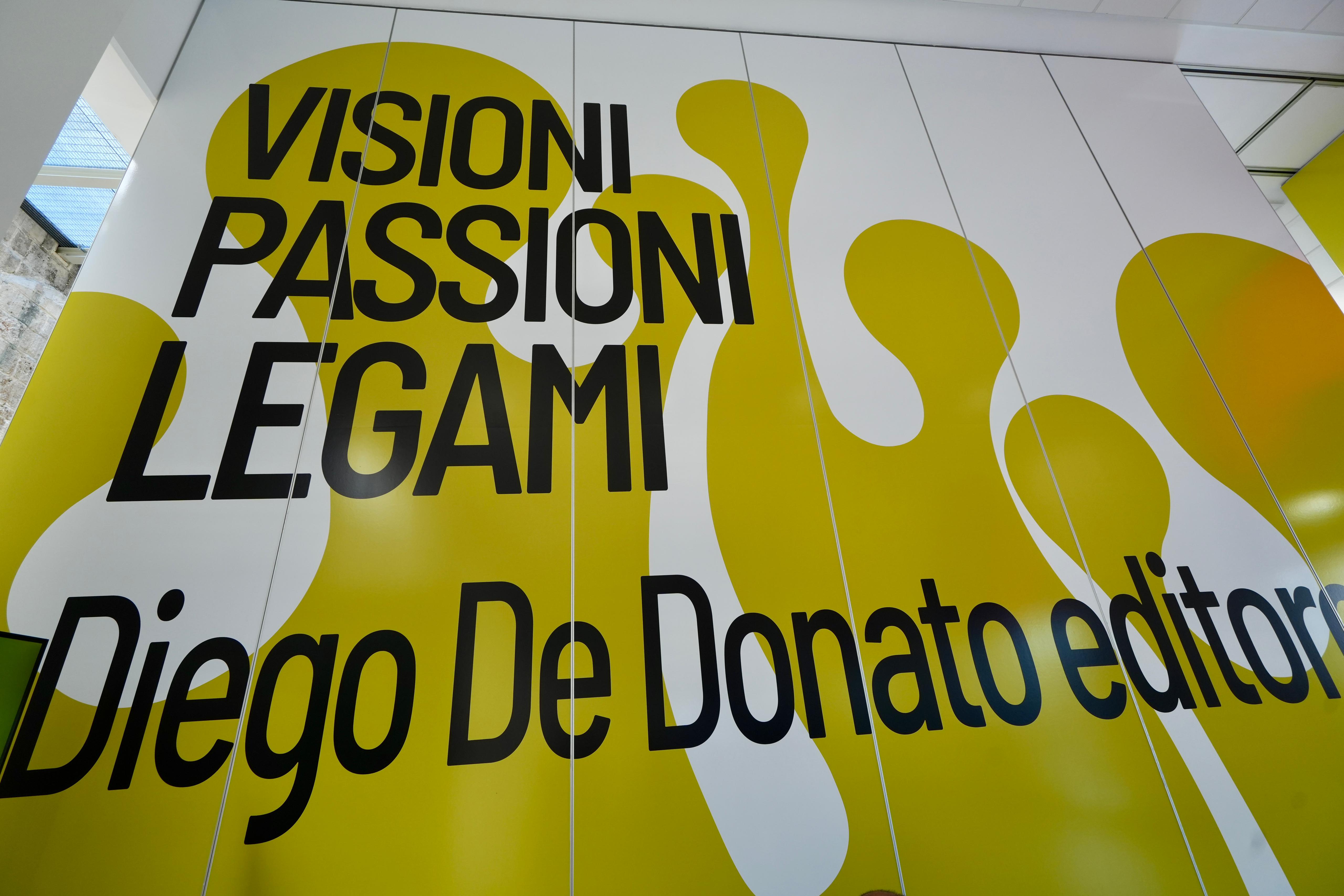 Galleria Il presidente Emiliano alla mostra “Visioni, passioni, legami. Diego De Donato editore” - Diapositiva 7 di 8