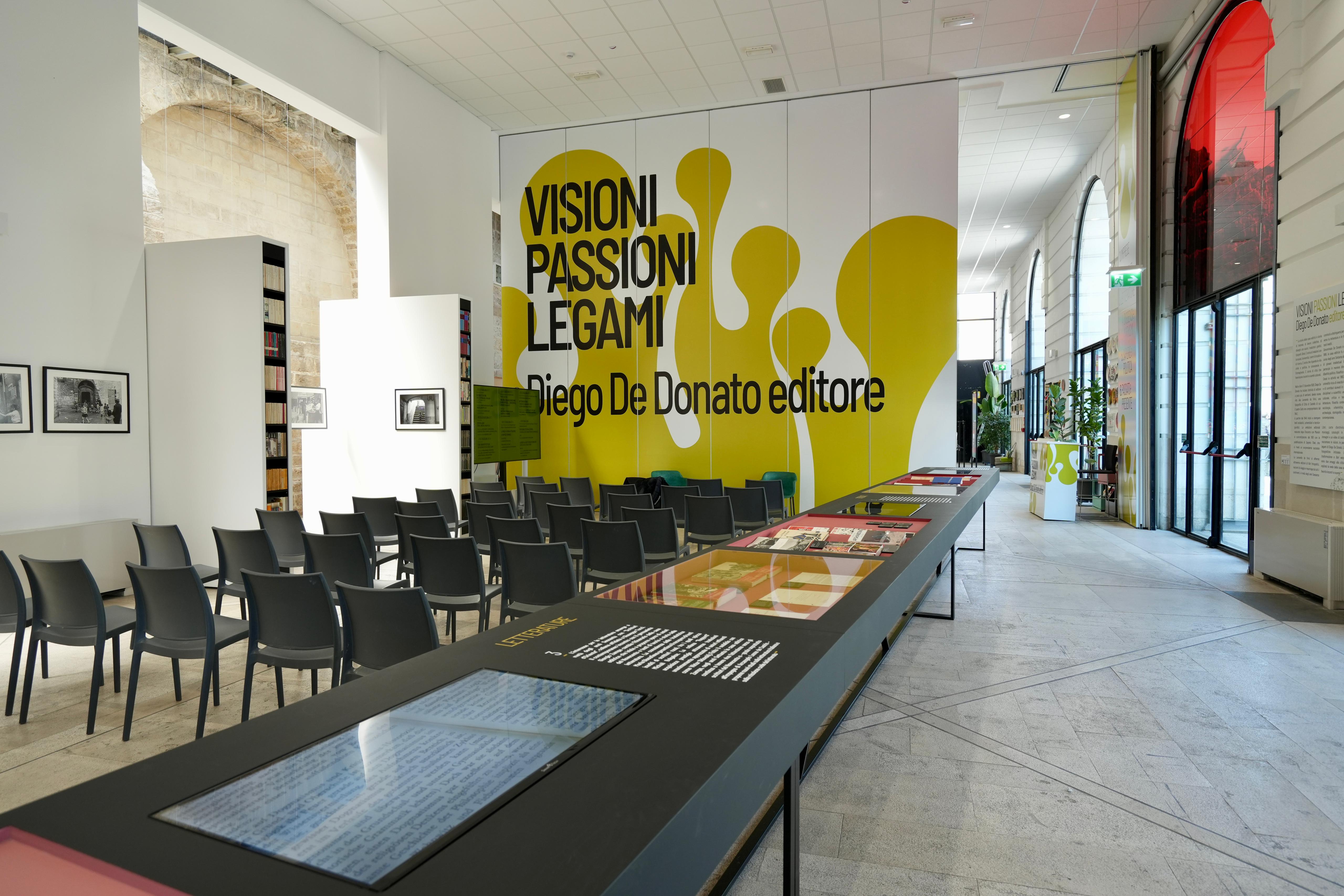 Galleria Il presidente Emiliano alla mostra “Visioni, passioni, legami. Diego De Donato editore” - Diapositiva 2 di 8