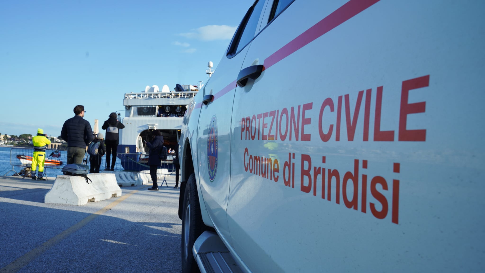Galleria Emiliano a Brindisi per accogliere la nave di Medici Senza Frontiere con 339 persone salvate al largo di Malta - Diapositiva 6 di 34