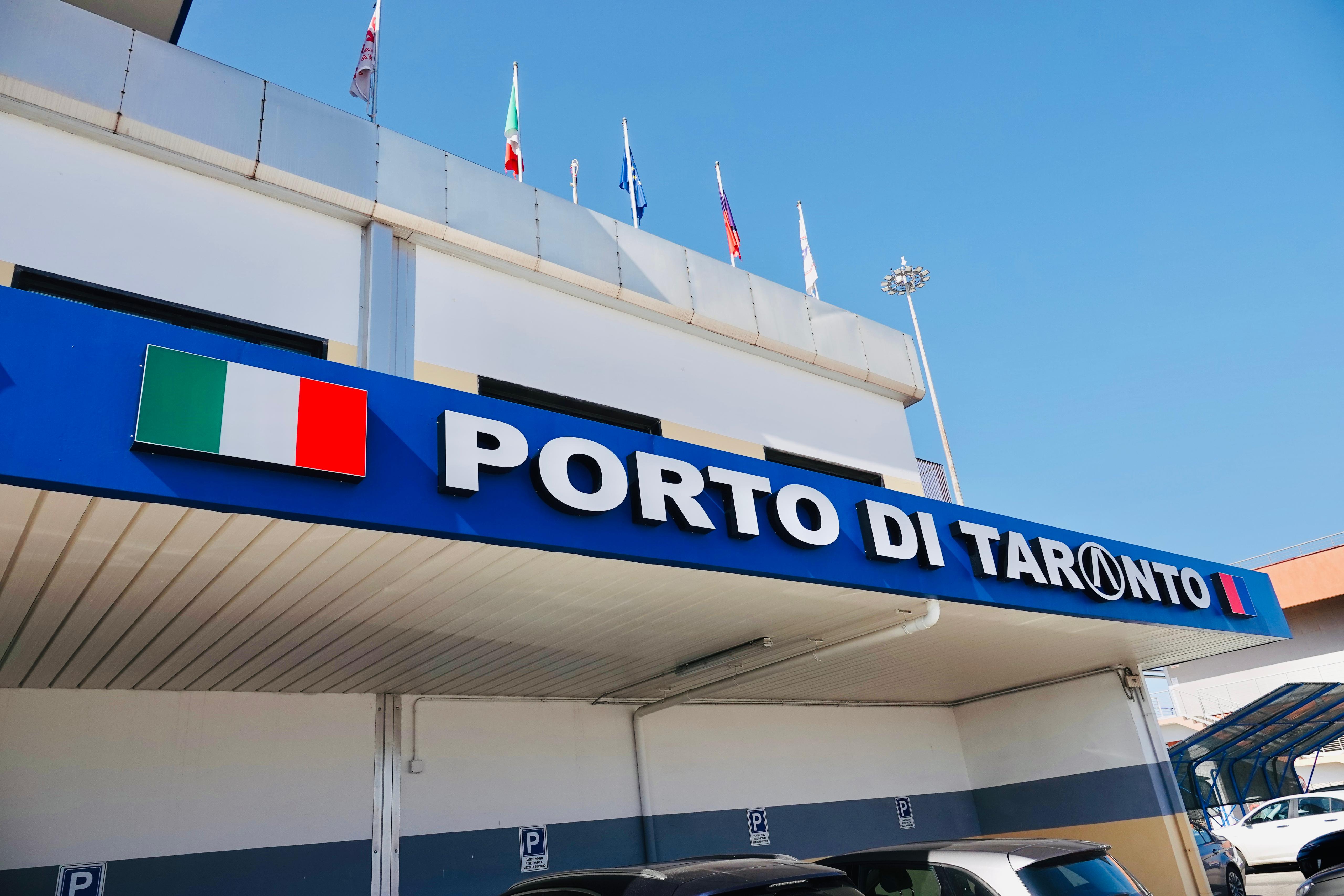 Galleria Lavoratori portuali di Taranto, oggi a Taranto la sottoscrizione del Protocollo d’Intesa tra Regione Puglia e Autorità di Sistema Portuale del Mar Ionio - Diapositiva 4 di 12