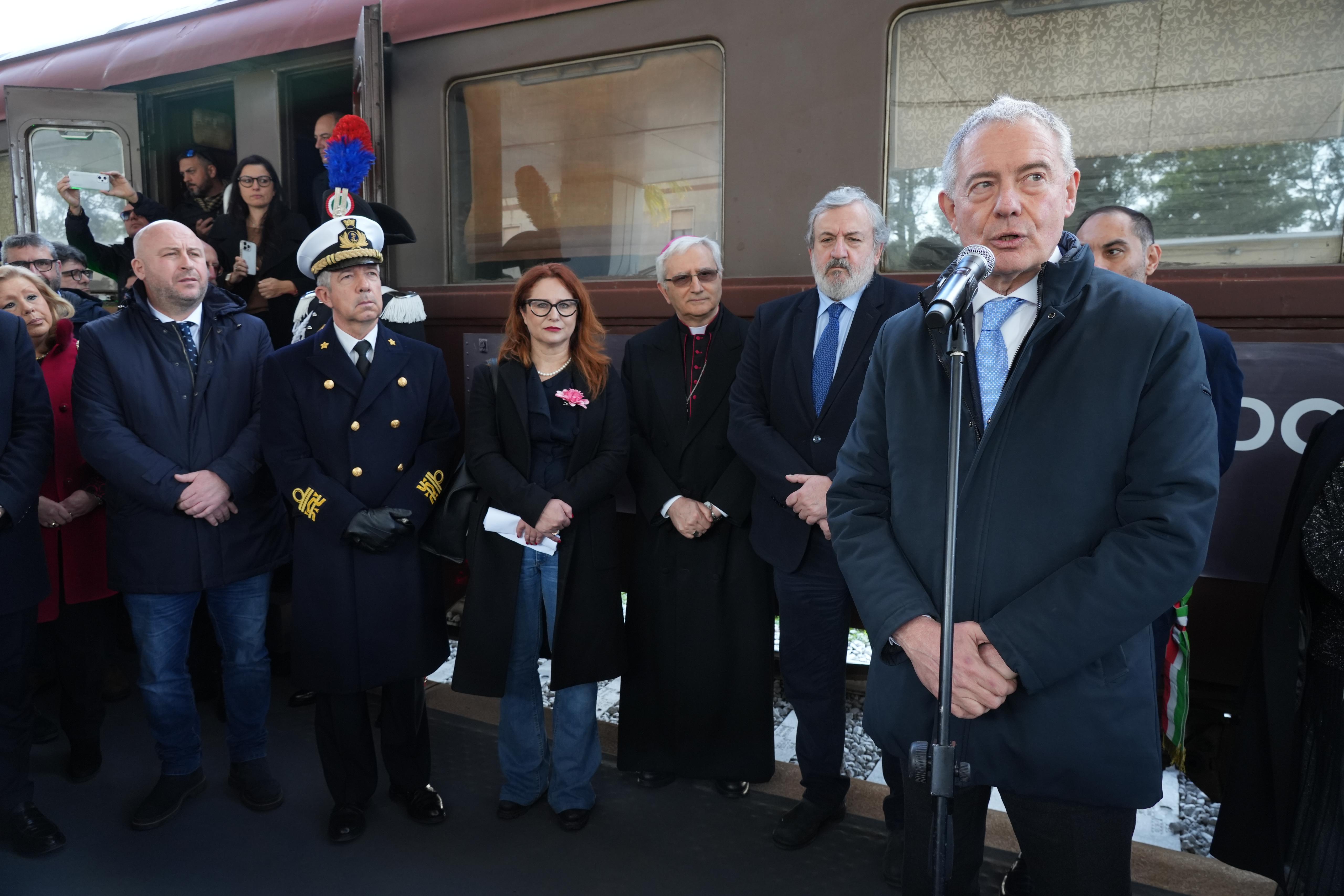 Galleria Treno del Ricordo, cerimonia di chiusura a Taranto con Emiliano, Di Bari e il ministro Urso - Diapositiva 15 di 15